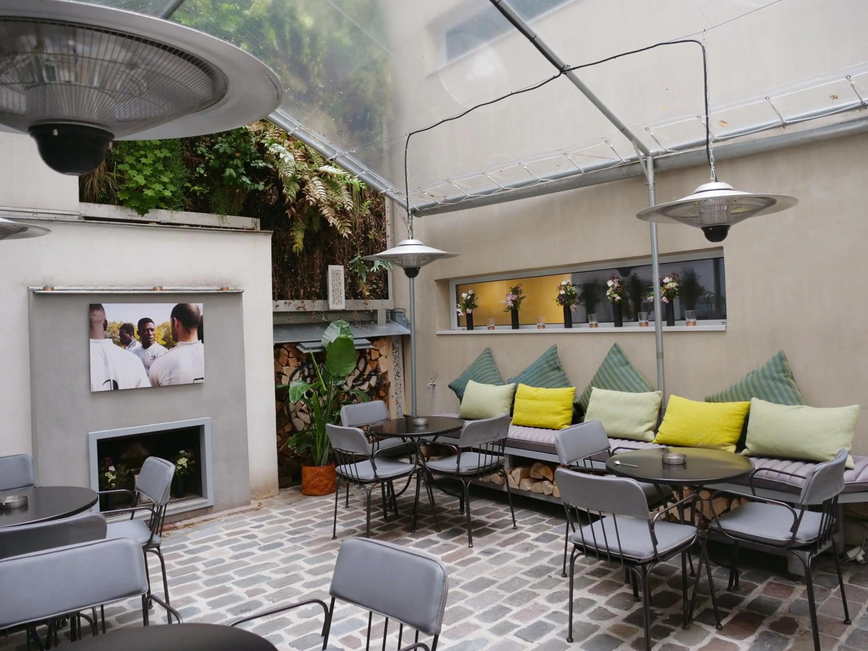 Patio in Hôtel Jules & Jim