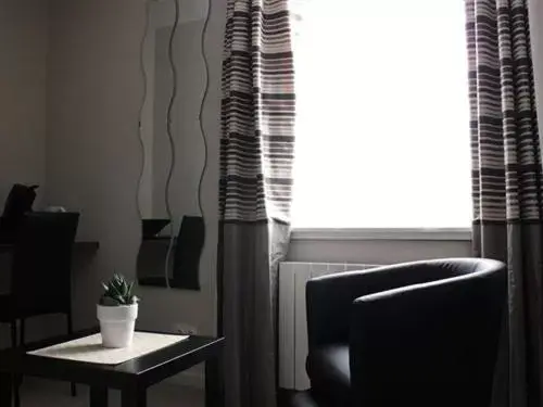 Bedroom, Seating Area in Villa Louvre Lens