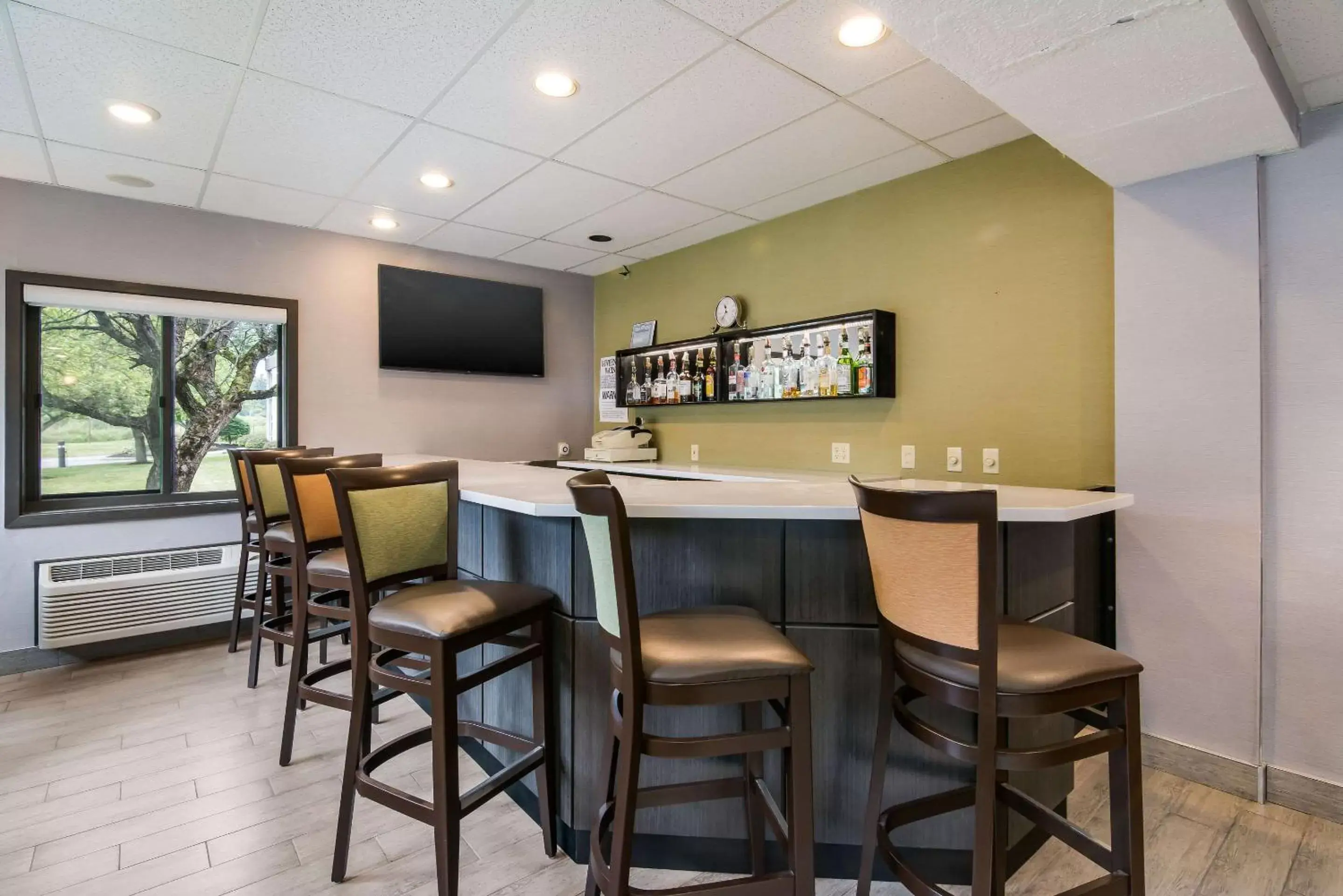 Lounge or bar in Clarion Pointe Jamestown - Falconer