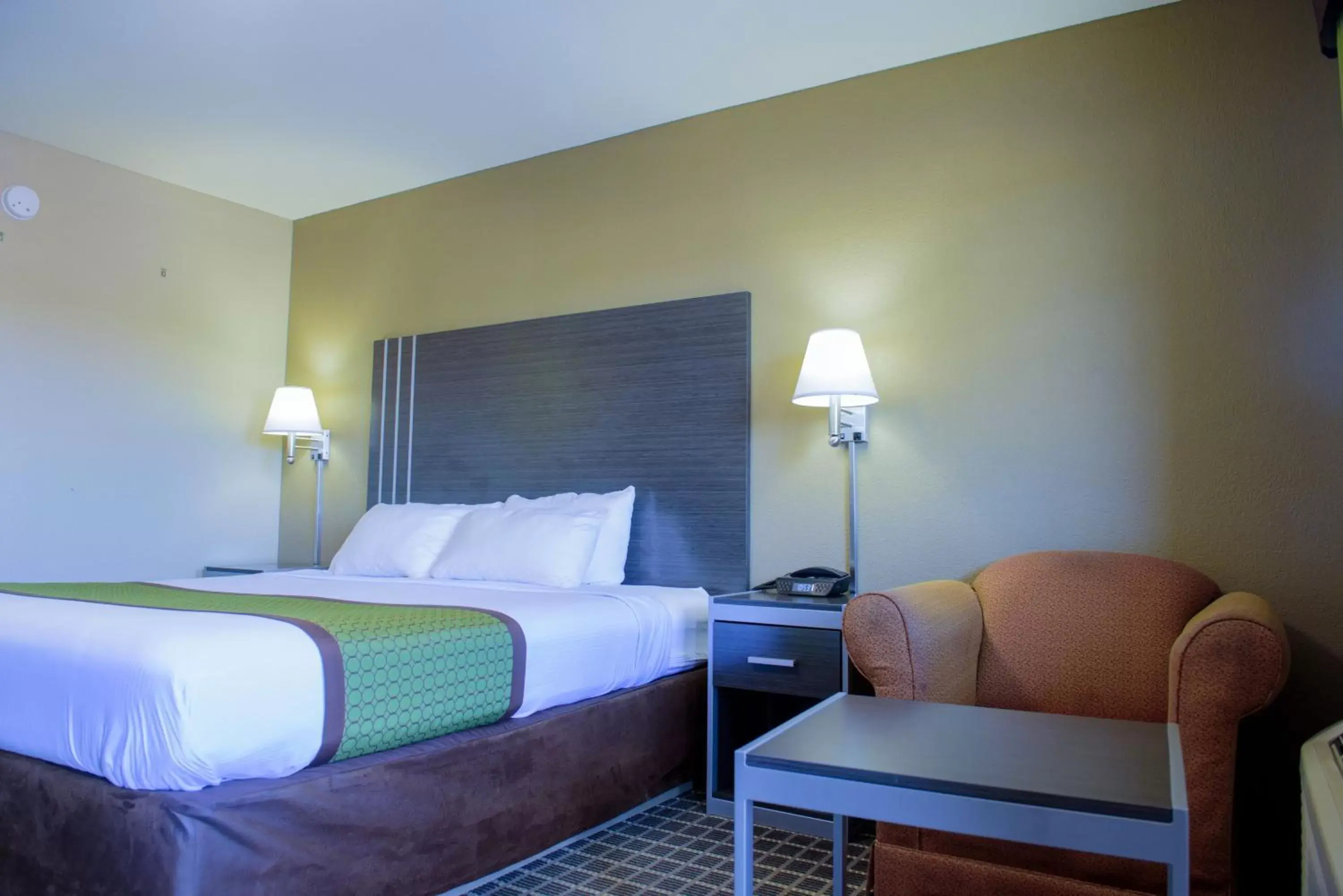 Queen Room - Non-Smoking in Days Inn & Suites by Wyndham Athens