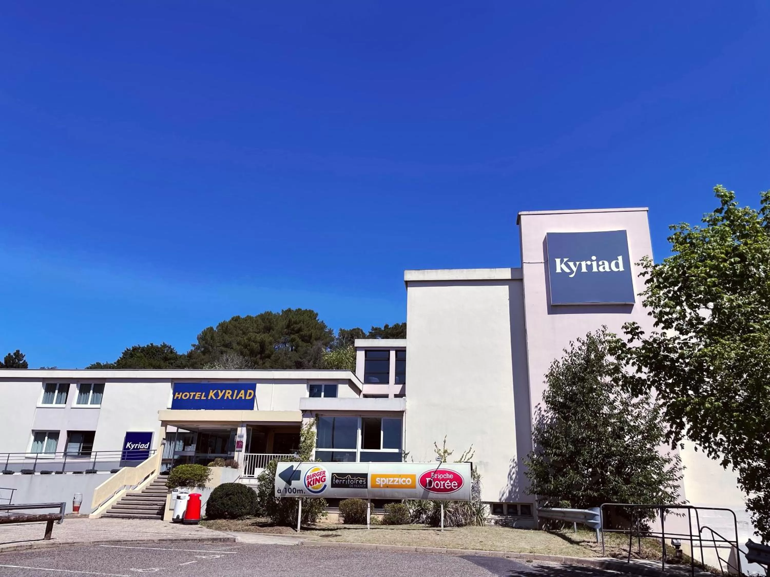 Facade/entrance in Kyriad Nemours