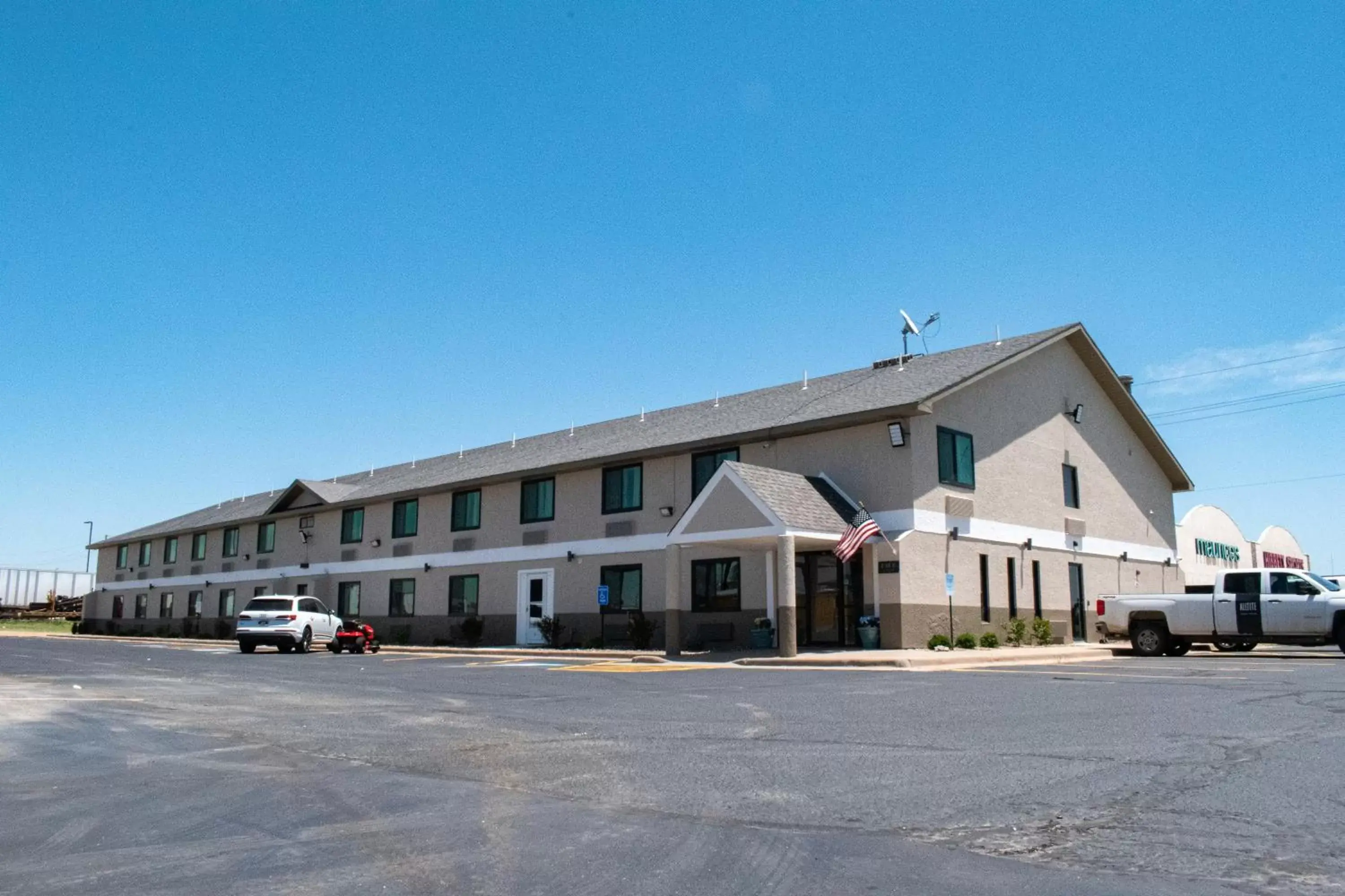 Property building in Super 8 by Wyndham Pratt Property building in Super 8 by Wyndham Pratt