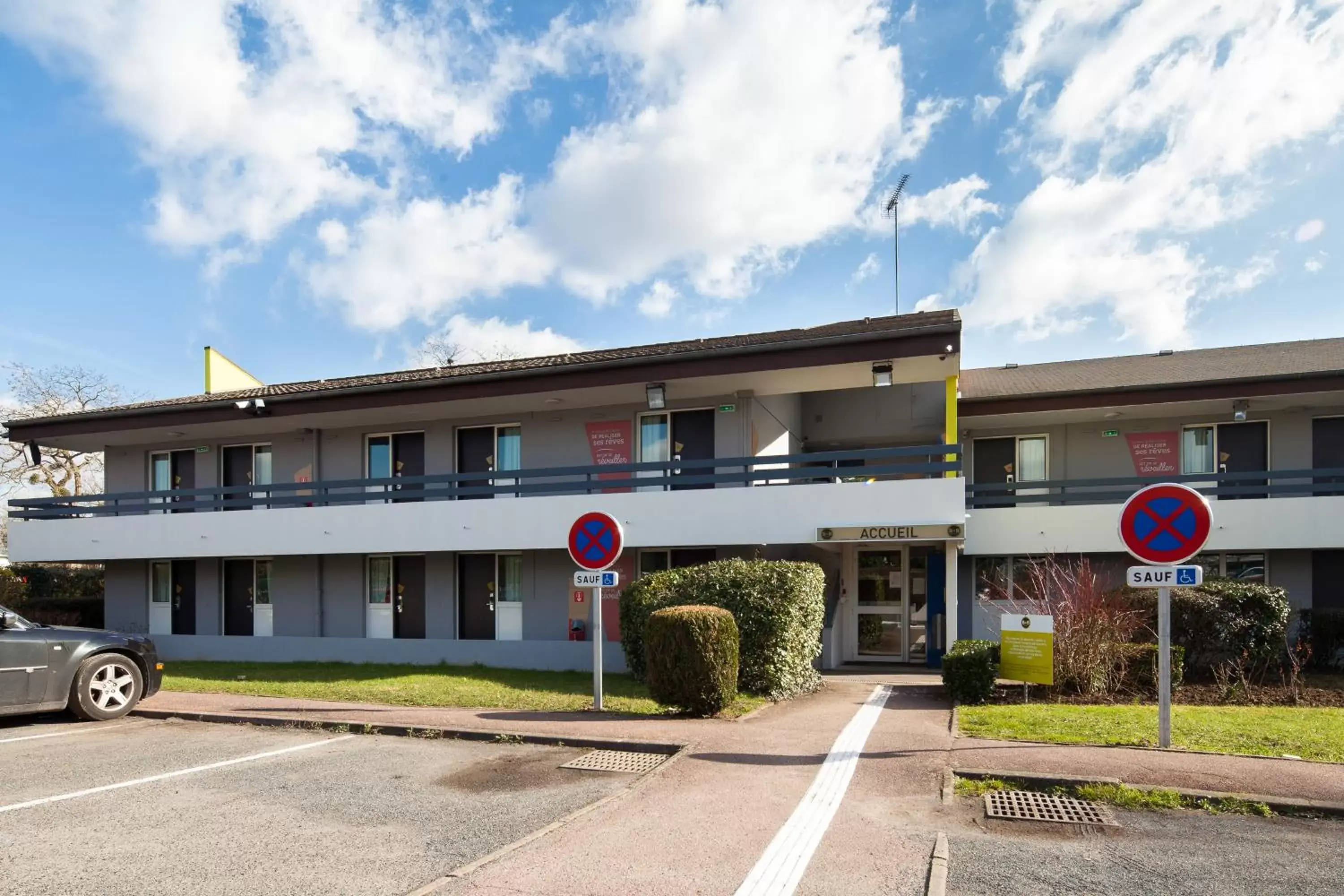 Facade/entrance, Property Building in B&B HOTEL Corbeil-Essonnes