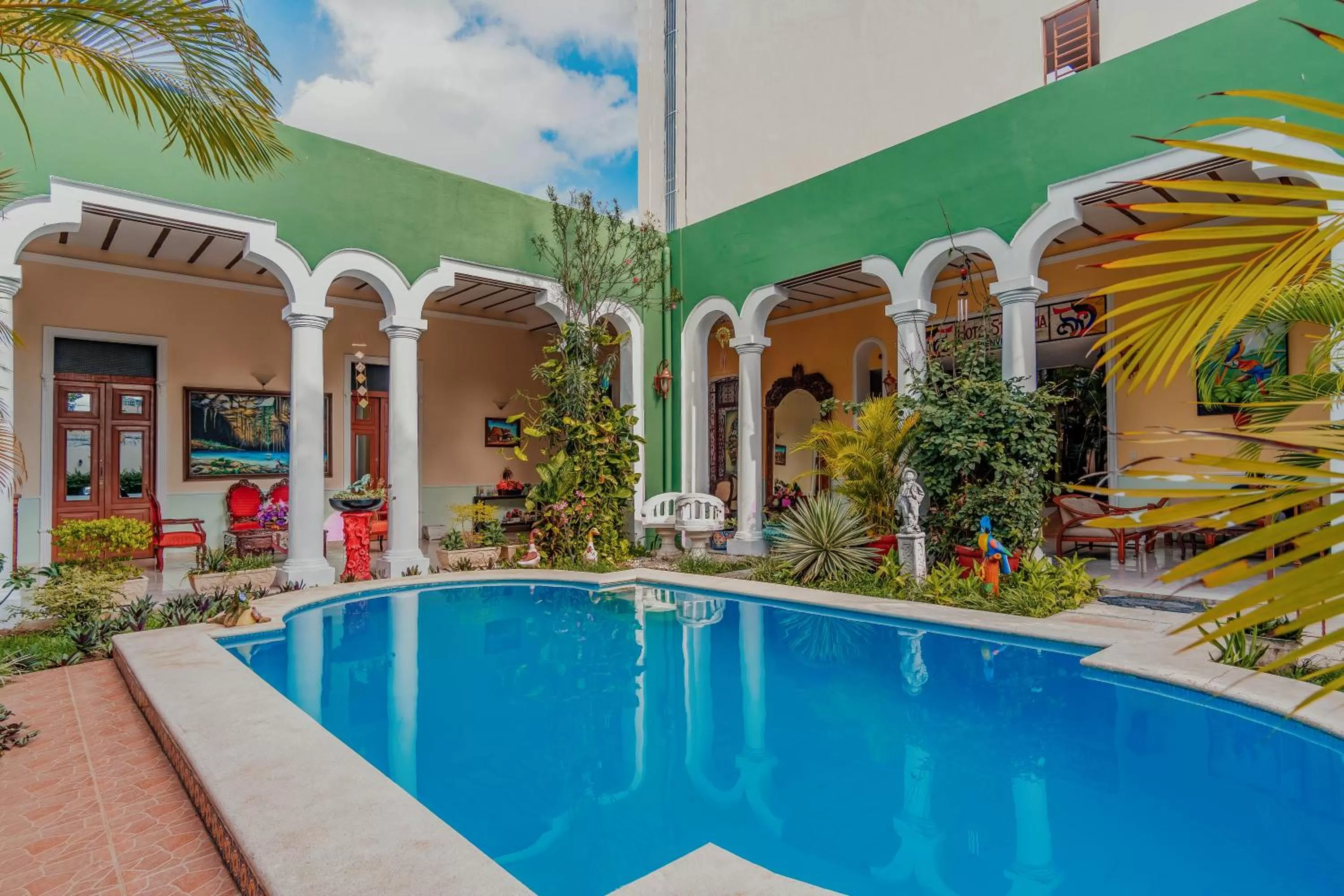Swimming pool in Hotel Santa María Mérida