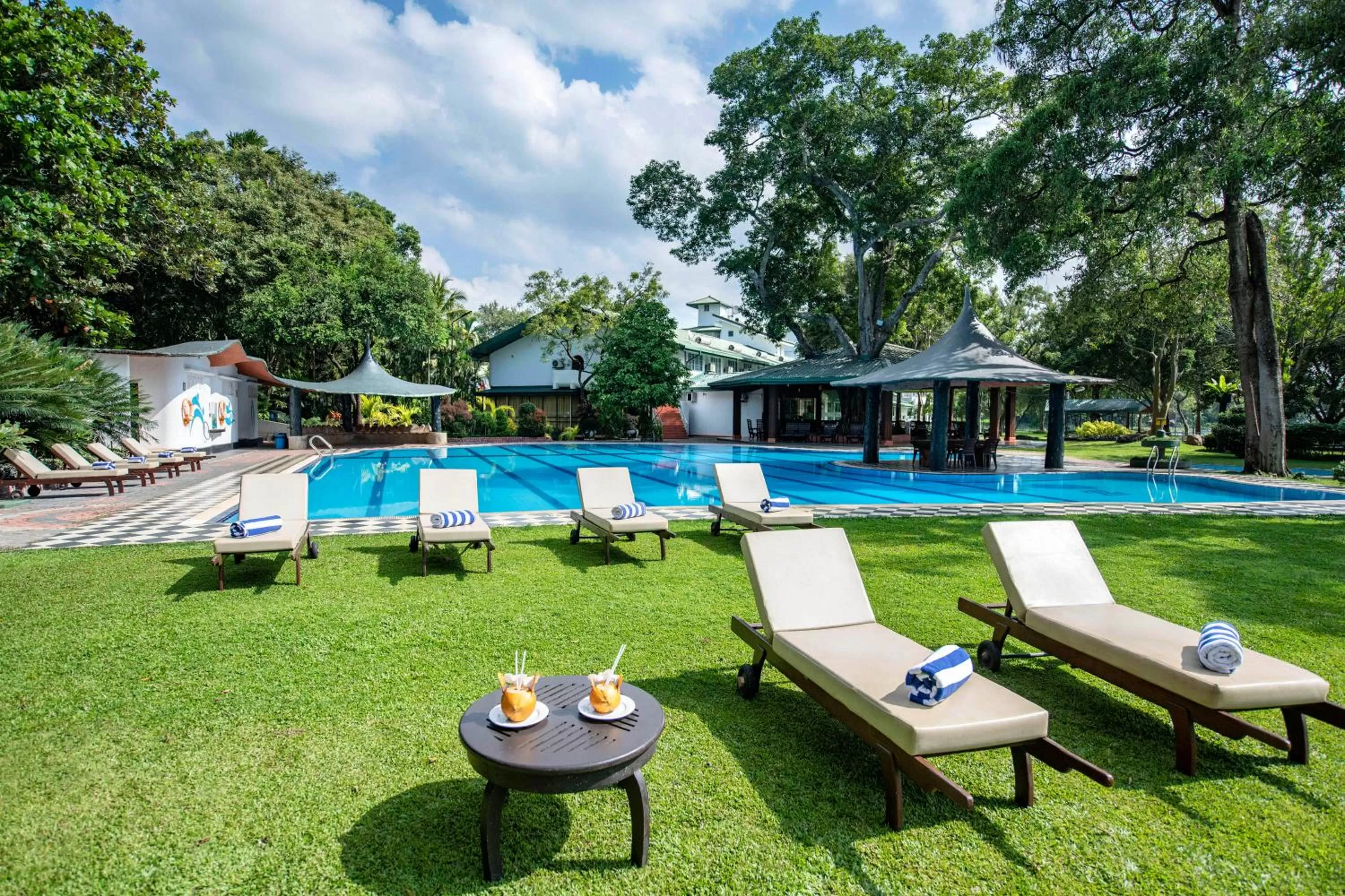 Swimming pool in Hotel Sudu Araliya