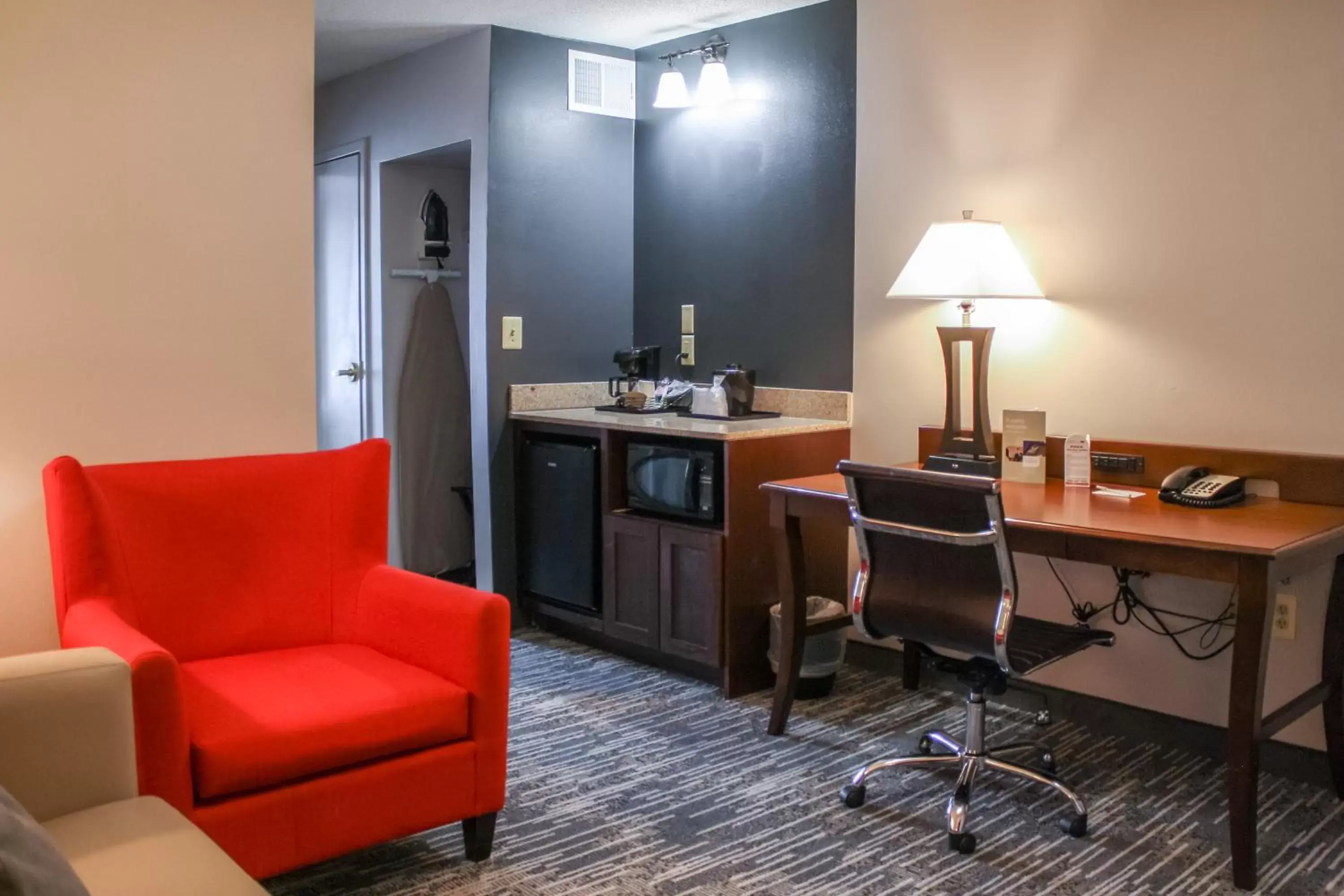 Living room in Country Inn & Suites by Radisson, Washington Dulles International Airport, VA