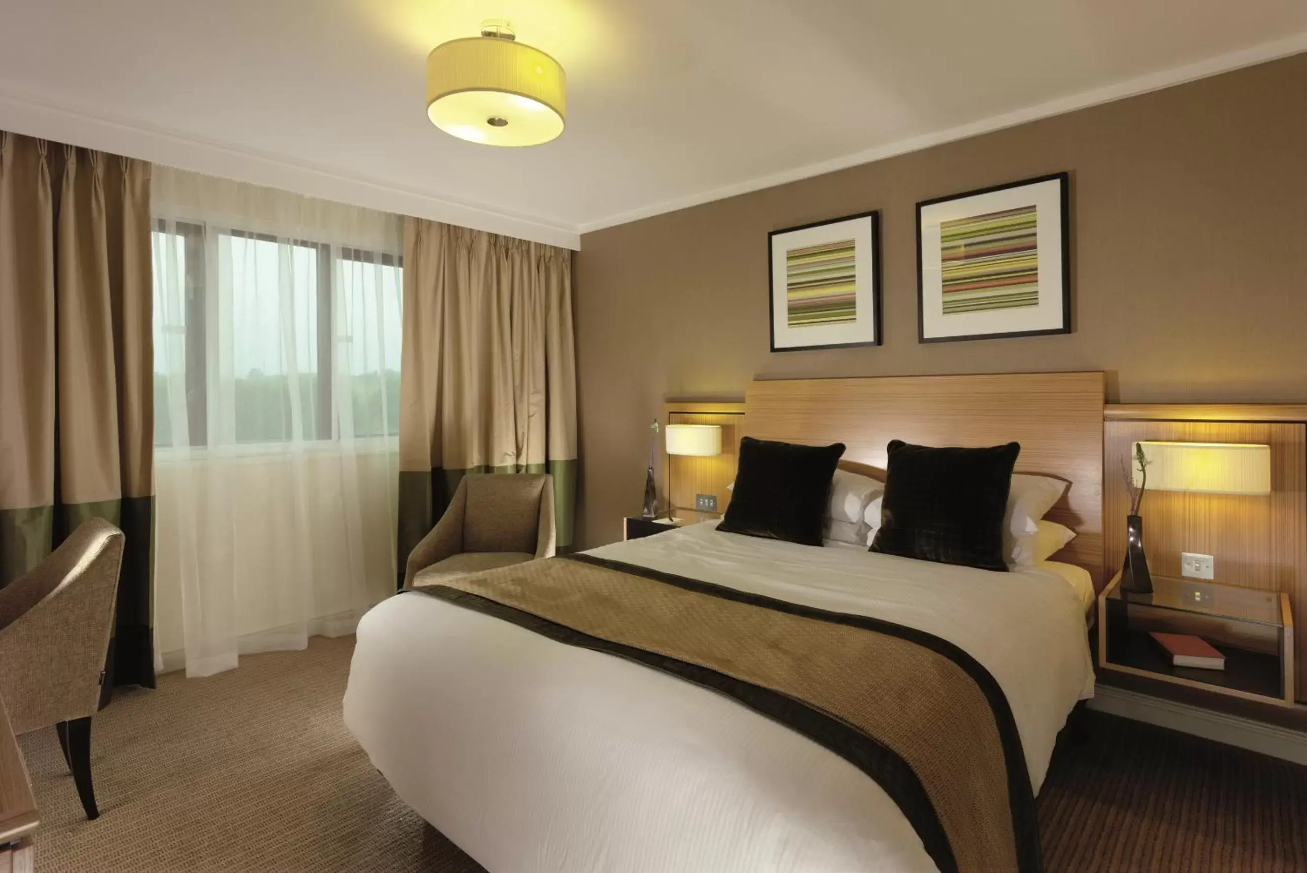 Bedroom, Bed in Holiday Inn Birmingham Bromsgrove, an IHG Hotel