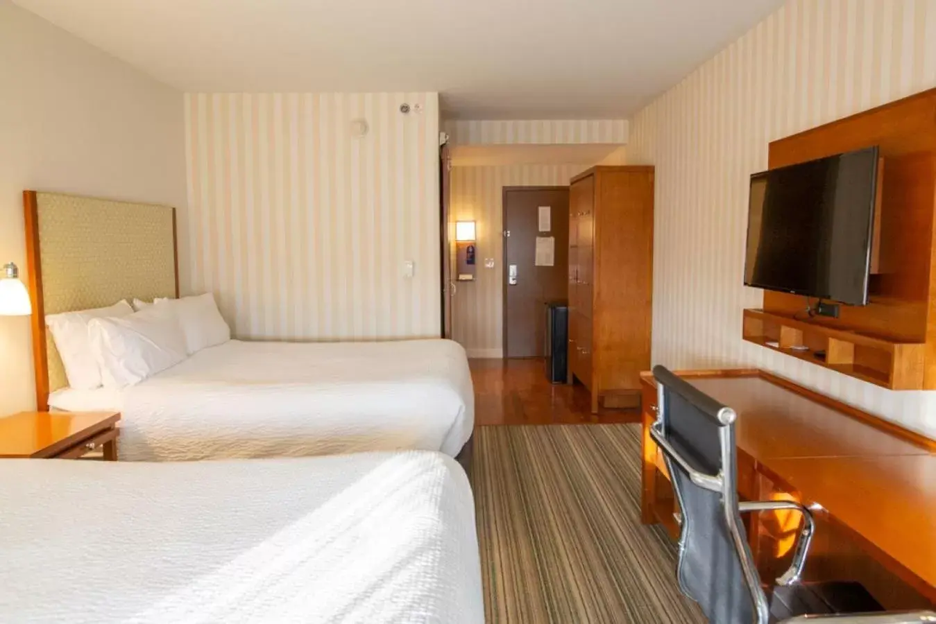 Bedroom, TV/Entertainment Center in Holiday Inn Express Columbus Airport Easton