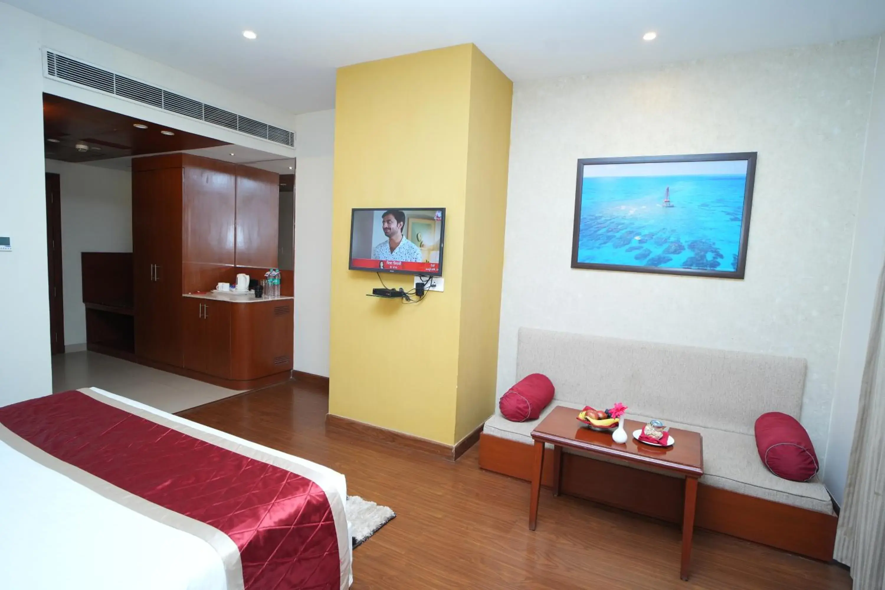 Bedroom, TV/Entertainment Center in Siesta Hitech Hotel