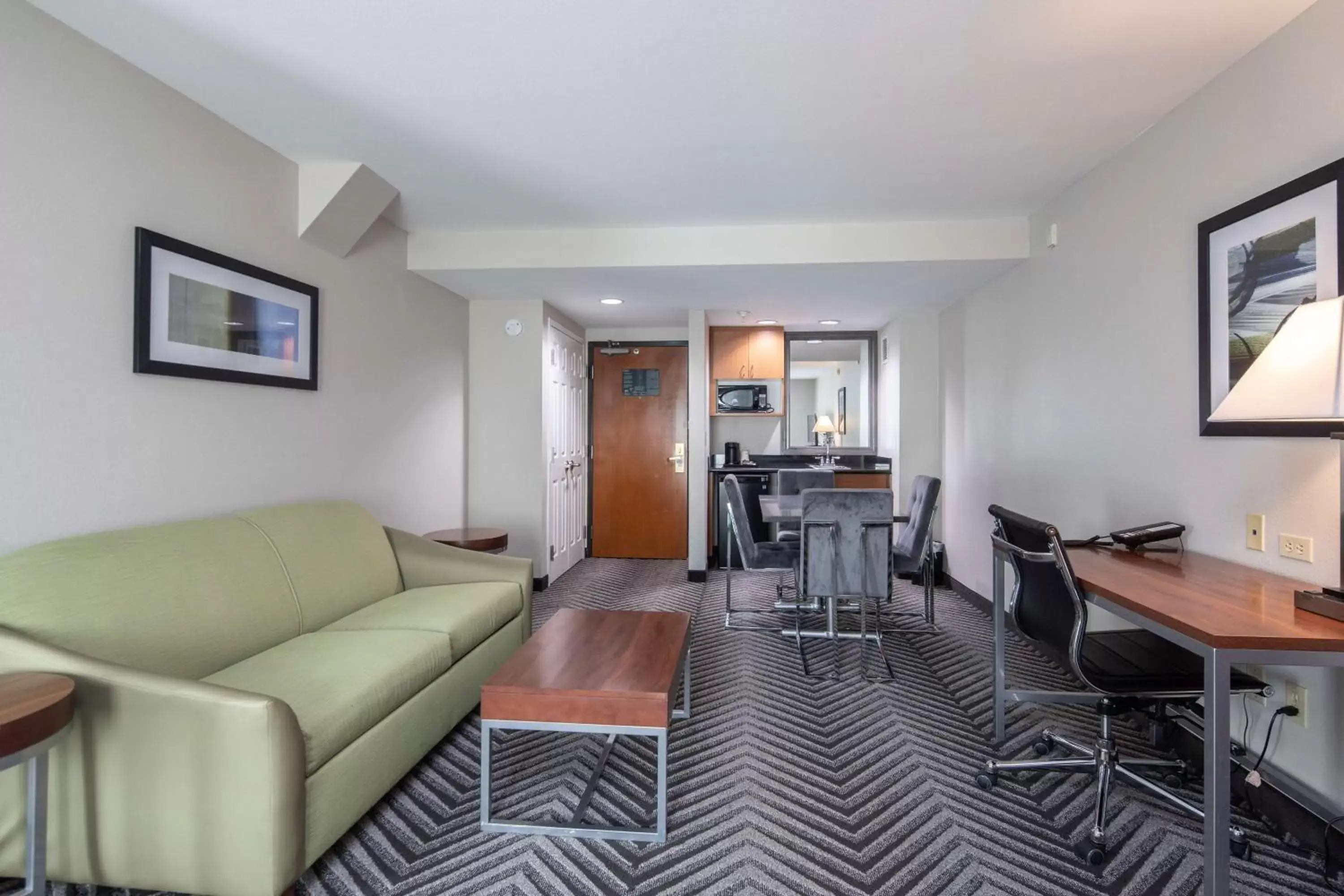 Photo of the whole room, Seating Area in Best Western Coyote Point Inn