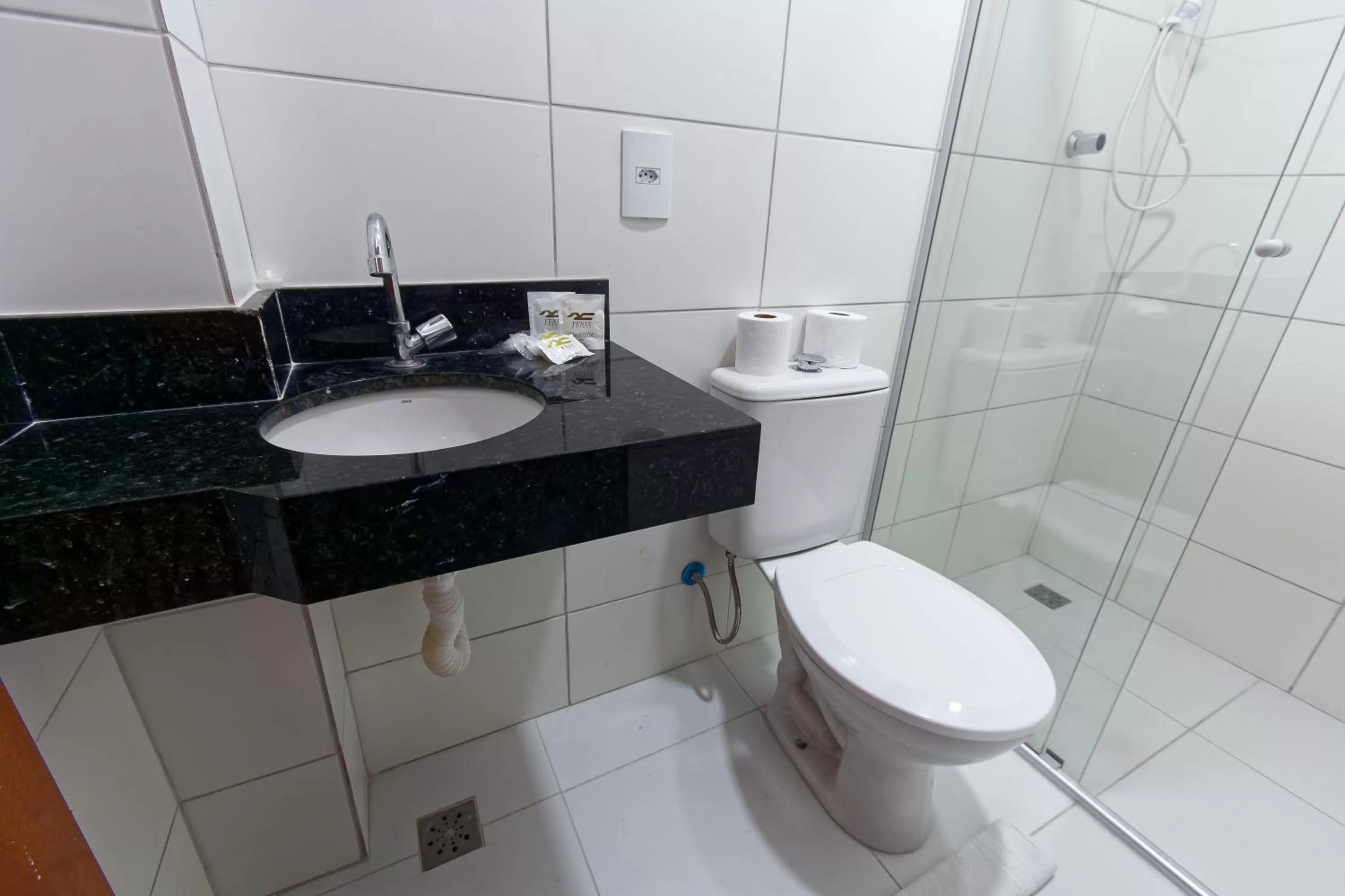 Shower in Fênix Hotel Bom Retiro