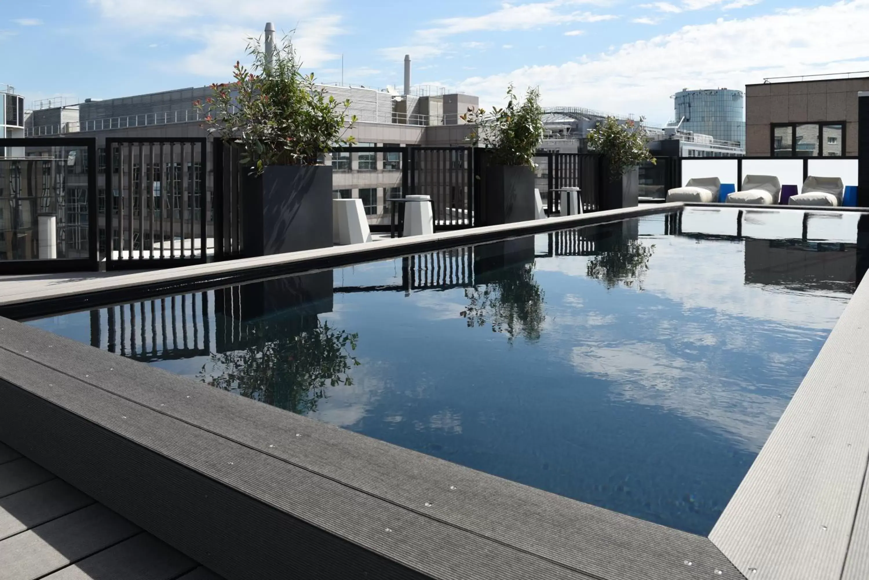 Balcony/Terrace, Swimming Pool in Hotel Mercure Paris Boulogne