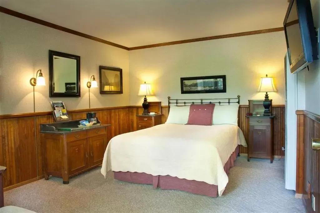 Photo of the whole room, Bed in Narrow Gauge Inn