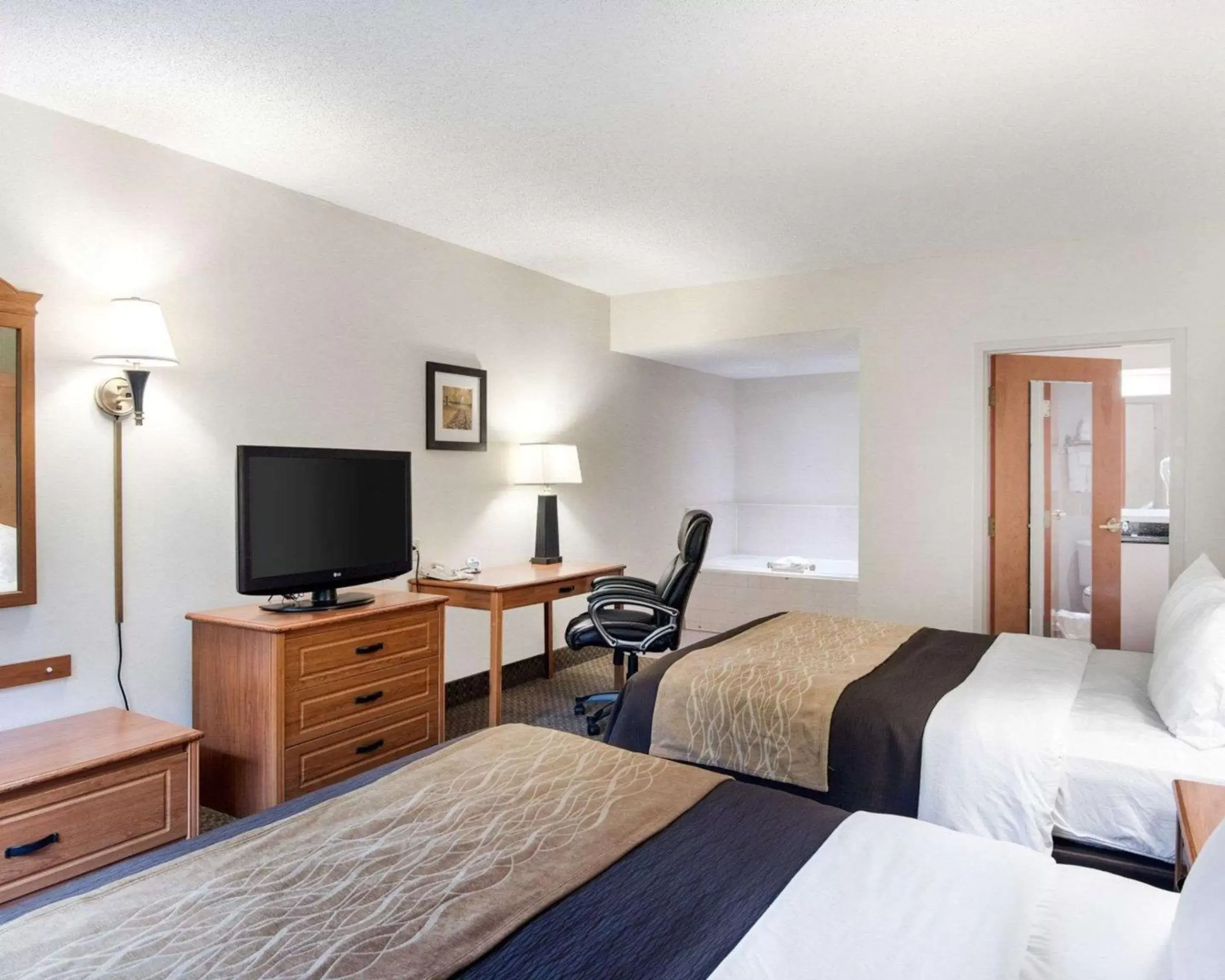 Photo of the whole room, Bed in Comfort Inn & Suites - LaVale - Cumberland