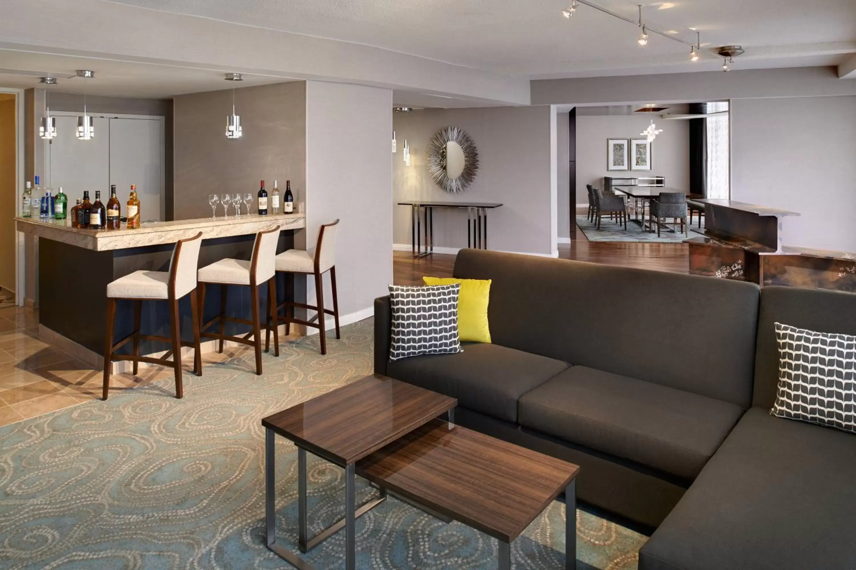 Living room, Seating Area in Detroit Marriott at the Renaissance Center