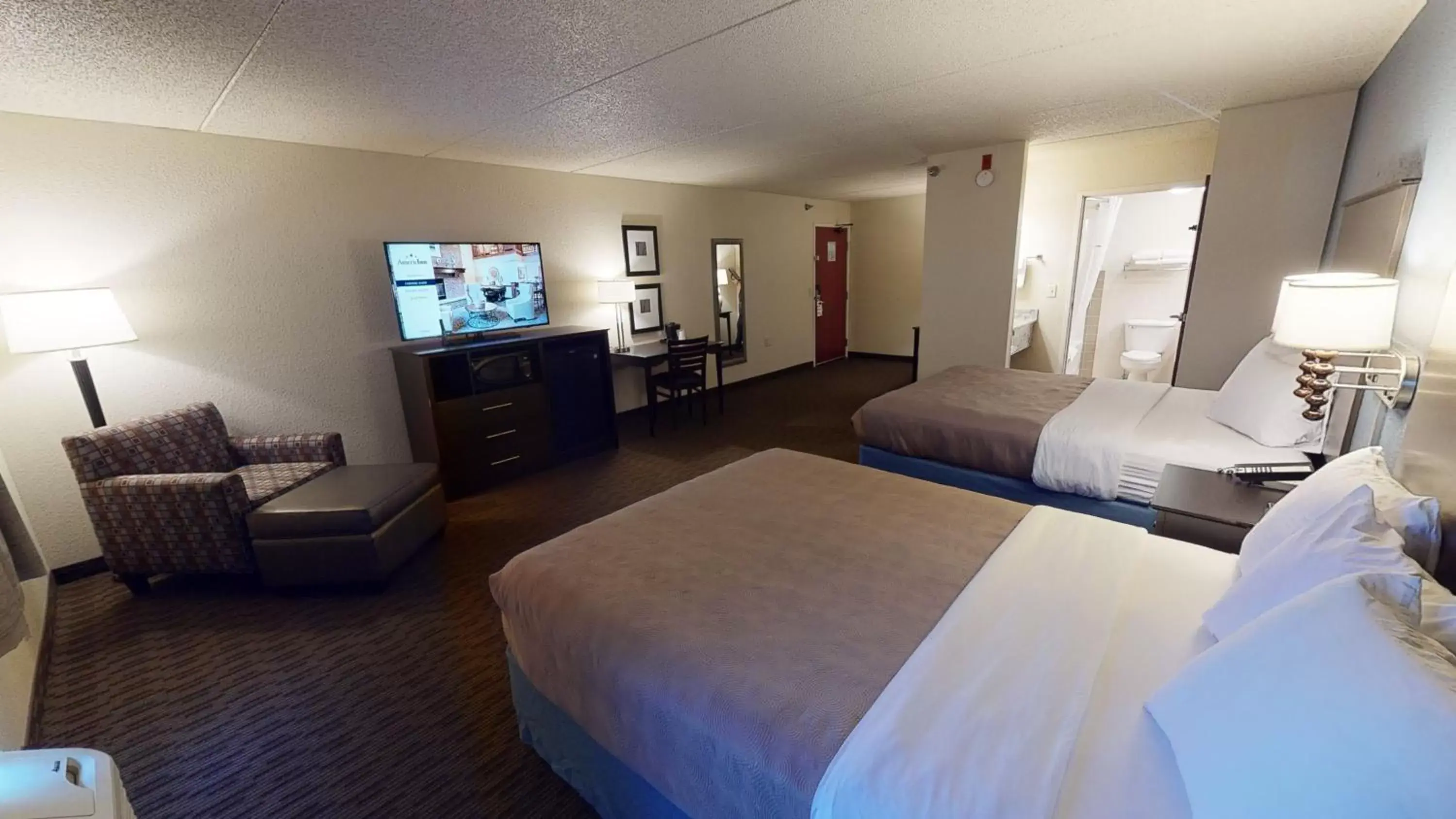 Breakfast, TV/Entertainment Center in AmericInn by Wyndham Mounds View Minneapolis