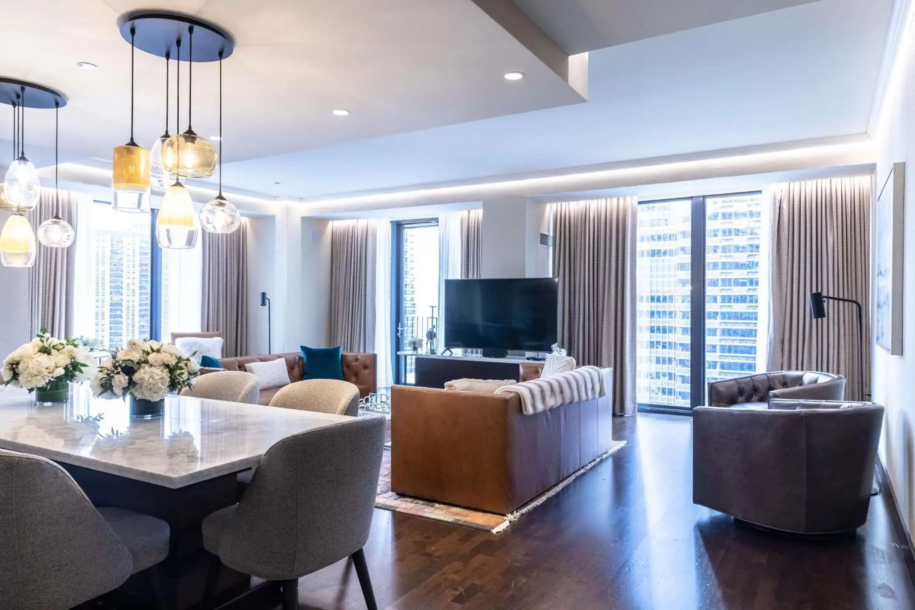 Living room, Seating Area in Radisson Blu Aqua Hotel Chicago