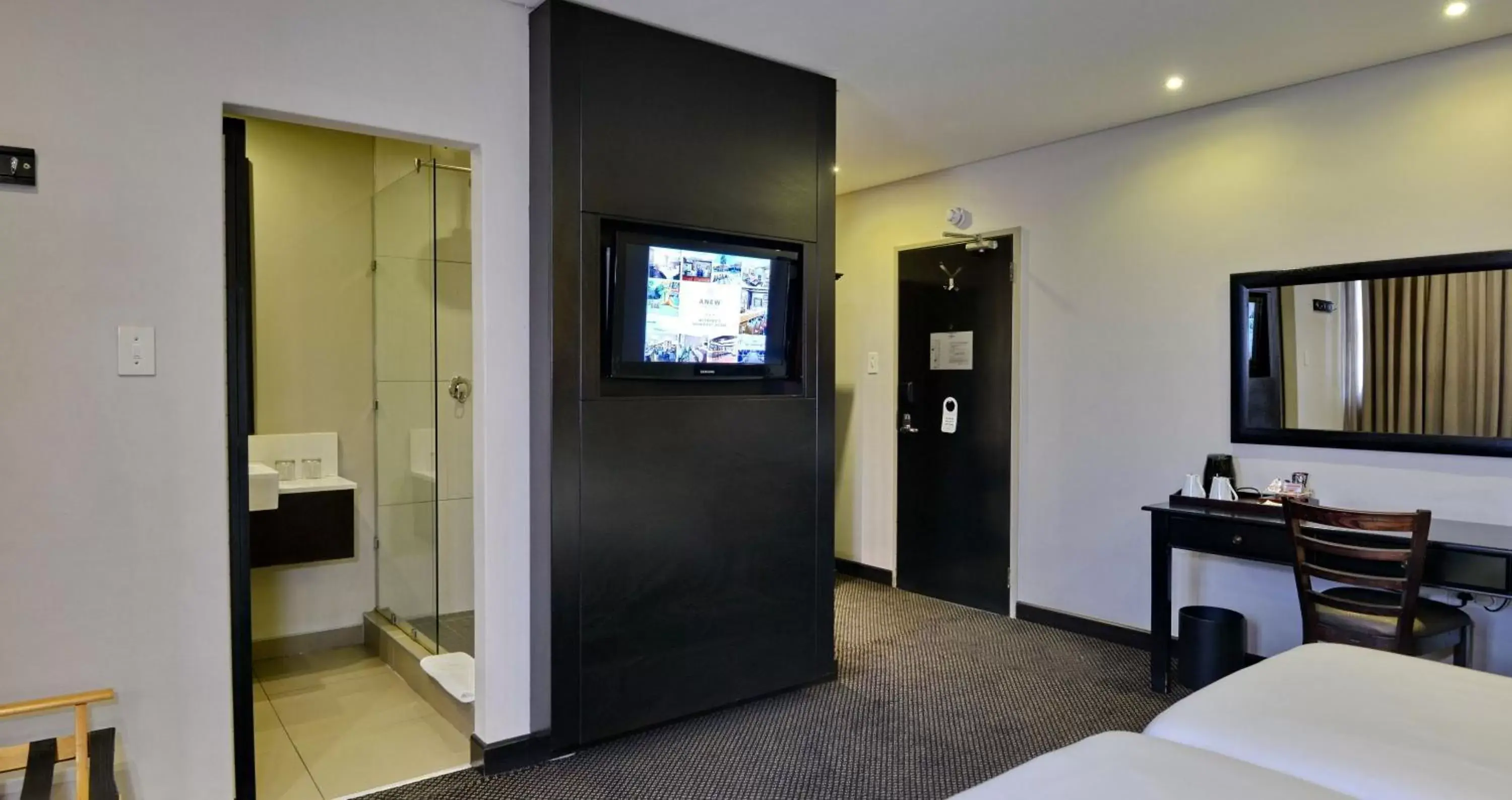 Bed, TV/Entertainment Center in ANEW Hotel Witbank Emalahleni