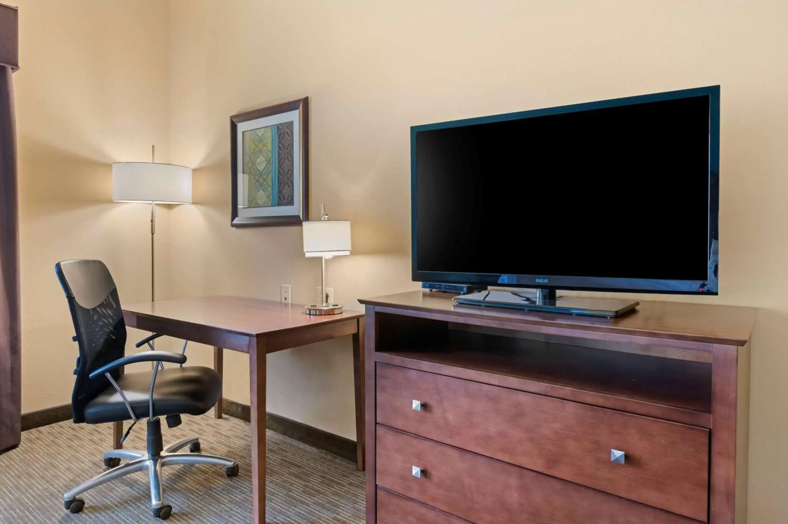 Bedroom, TV/Entertainment Center in Best Western Plus French Lick