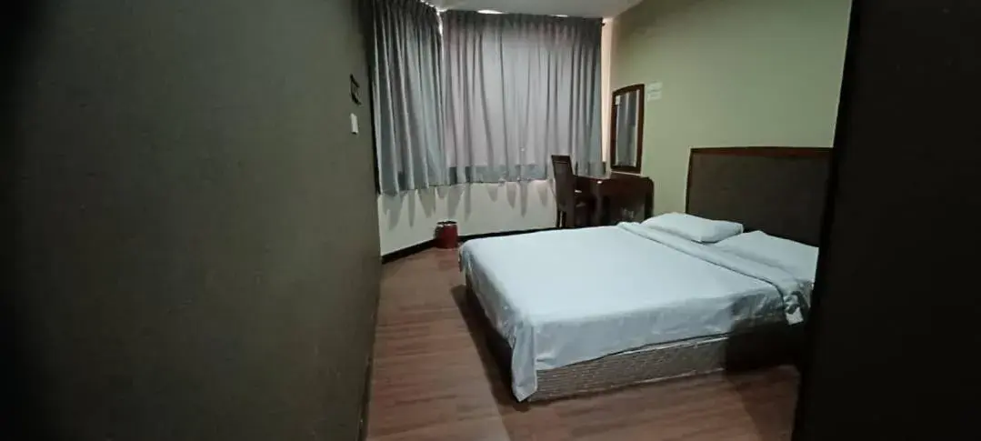 Bedroom, Bed in Hotel Sadong 88