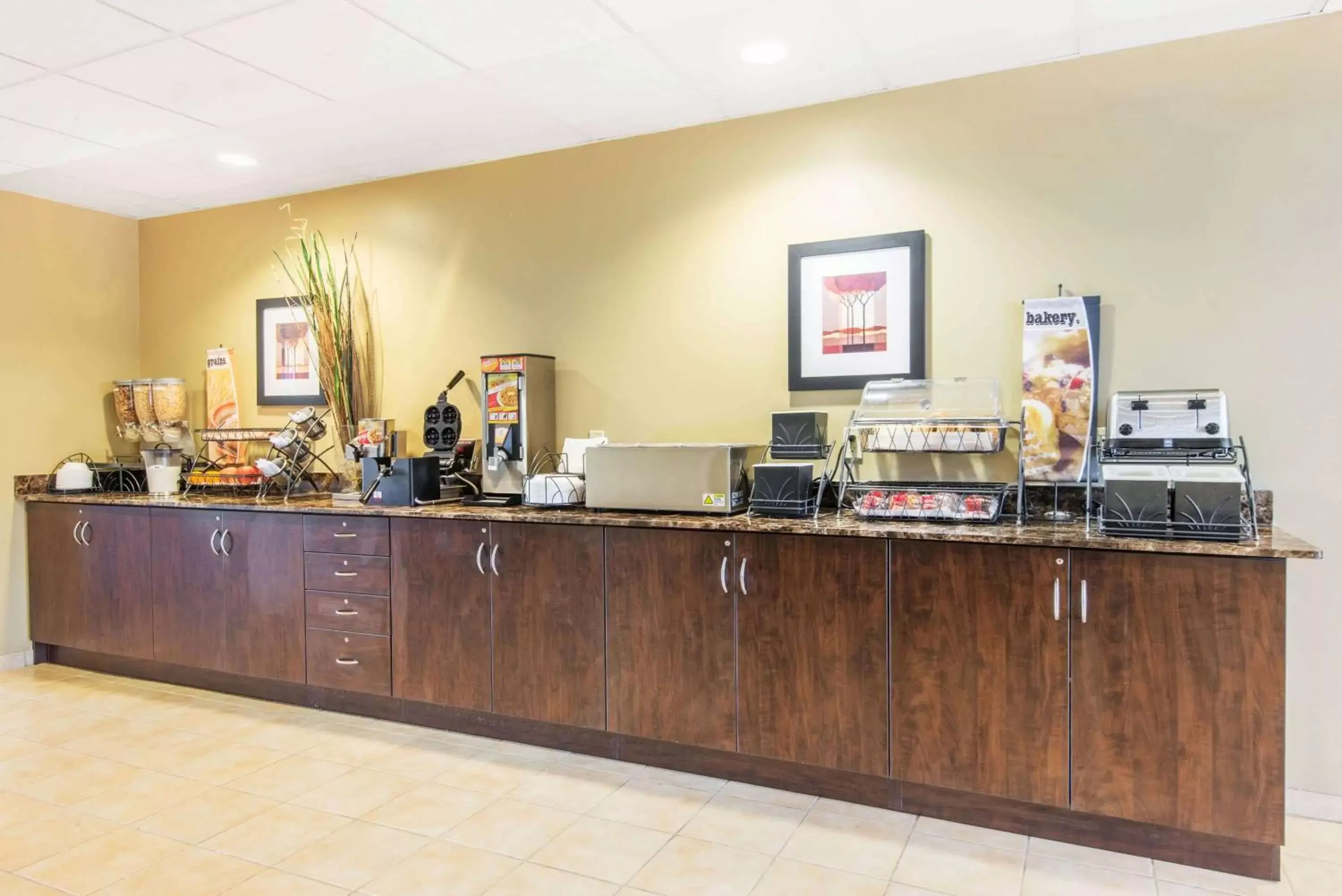 Restaurant/Places to Eat in Microtel Inn and Suites Montgomery