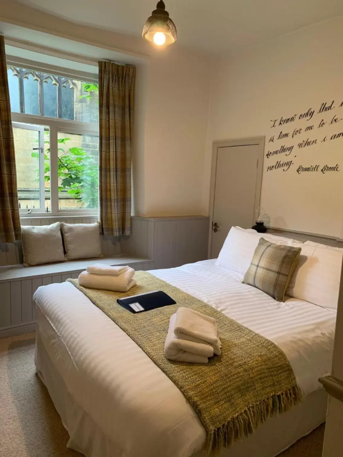 Bedroom, Bed in Black Bull Inn