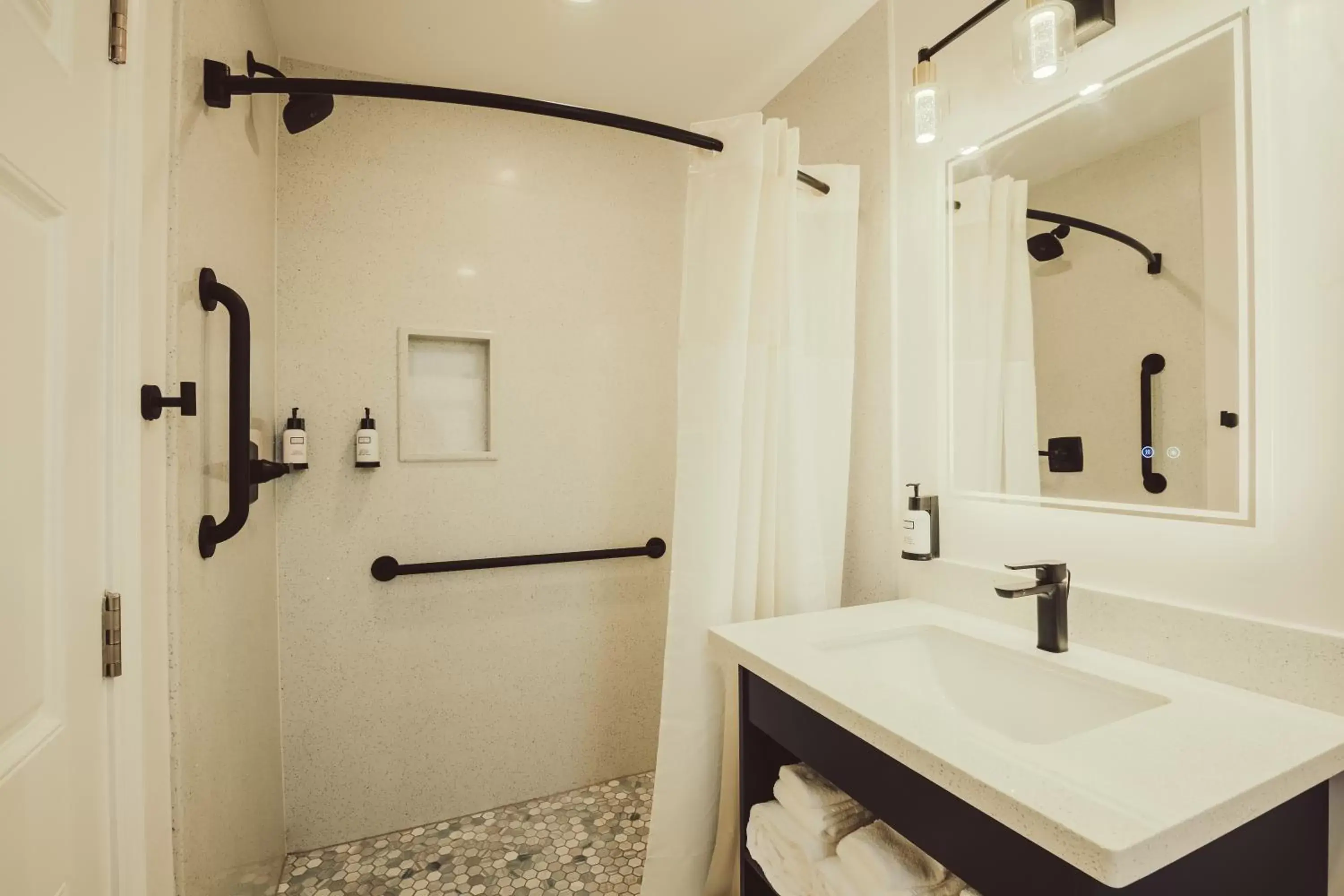 Shower, Bathroom in Blufftop Inn & Suites - Wharf/Restaurant District
