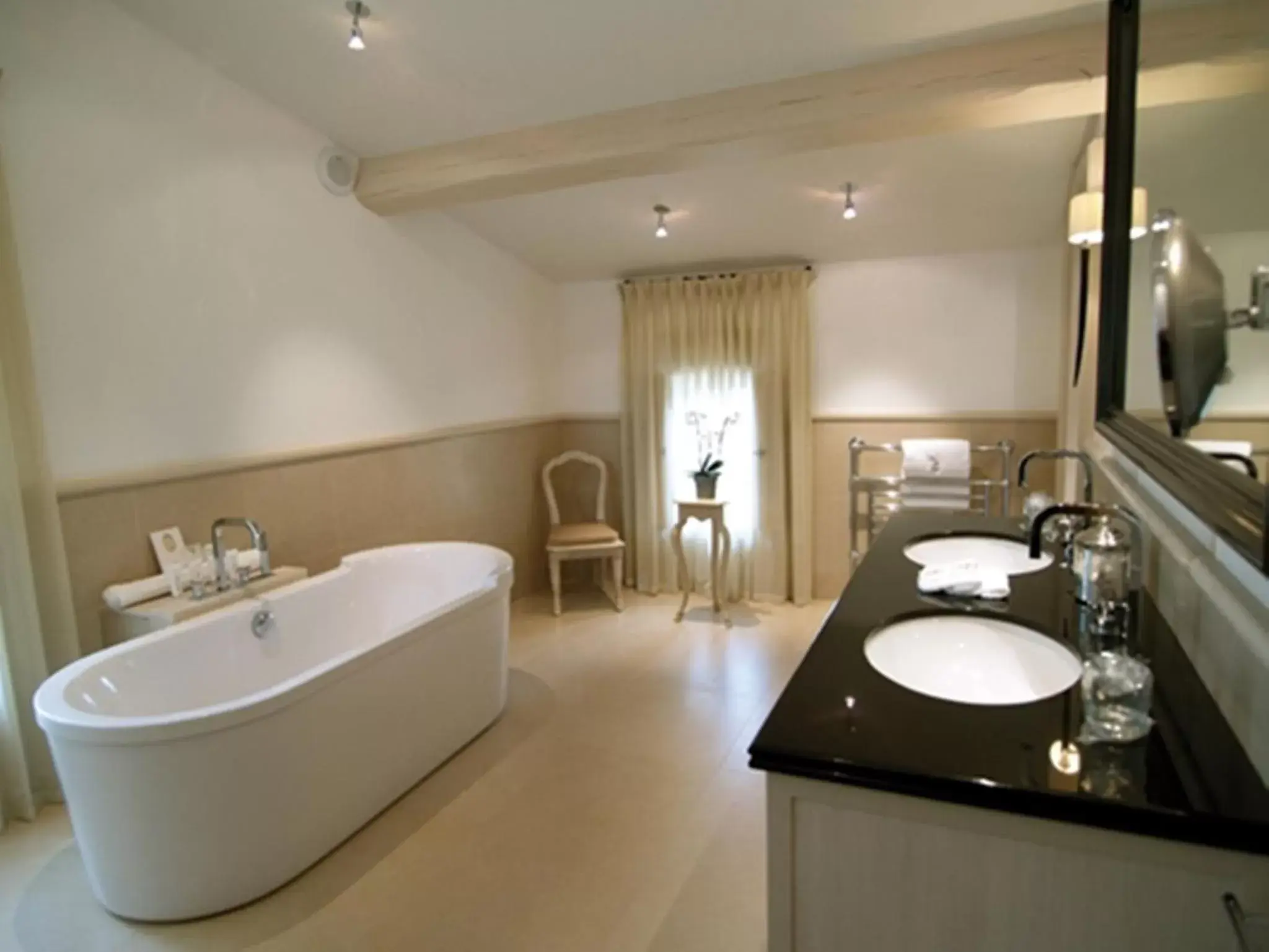 Bathroom in Hôtel de Pavie