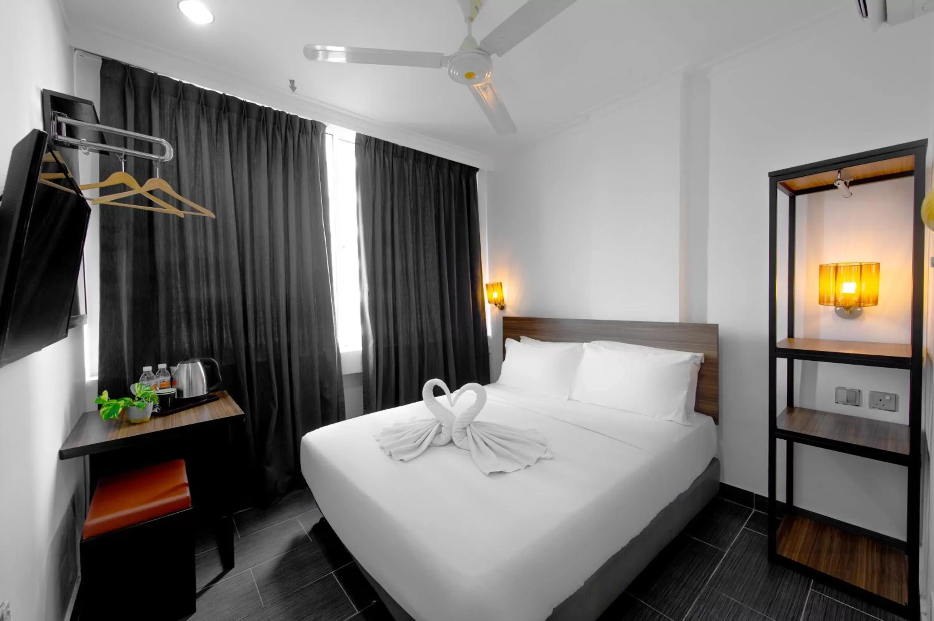 Bedroom, Bed in Tune Hotel - Waterfront Kuching