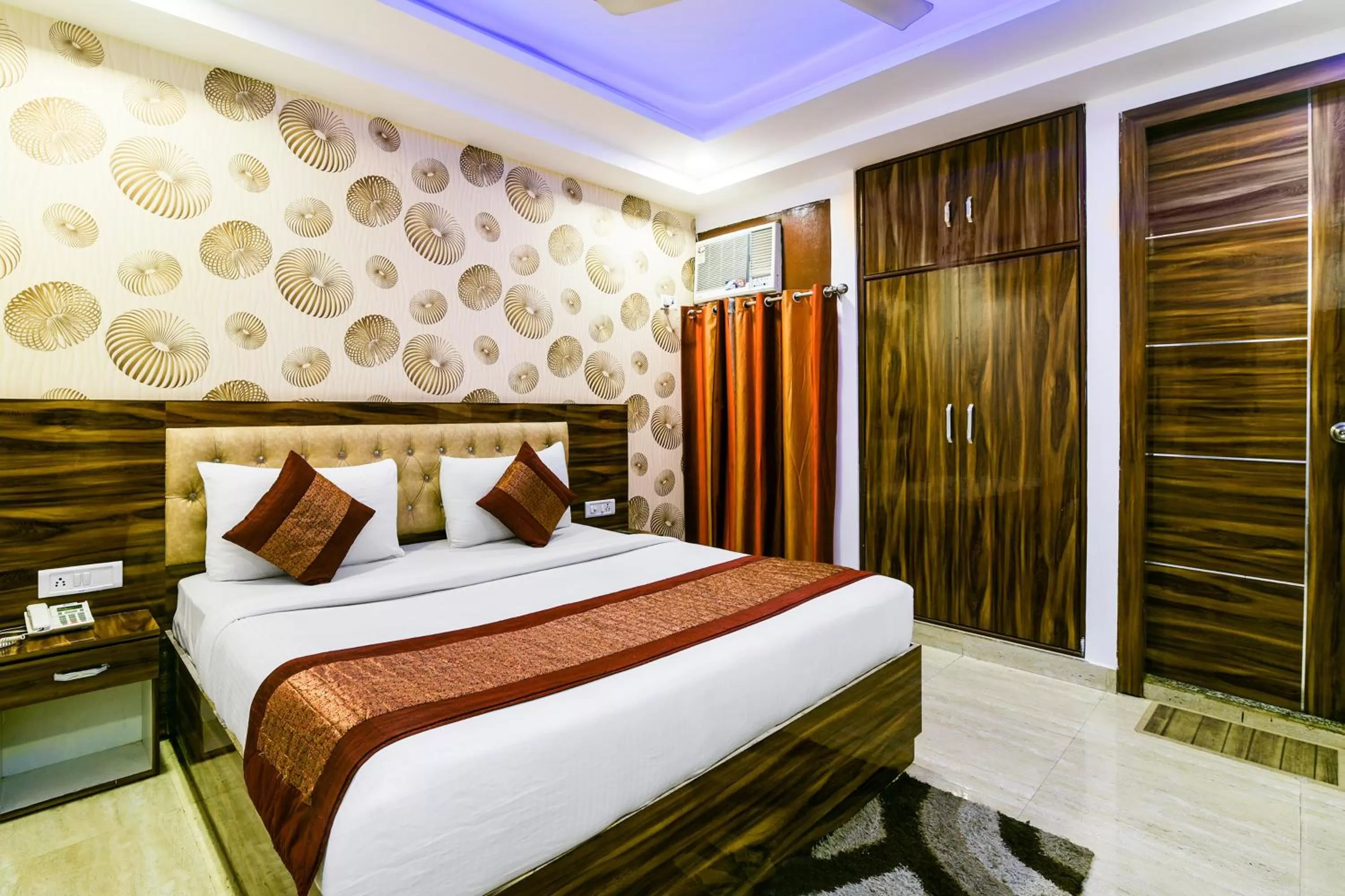 Bed in Hotel Pearl - Mahipalpur Delhi Airport