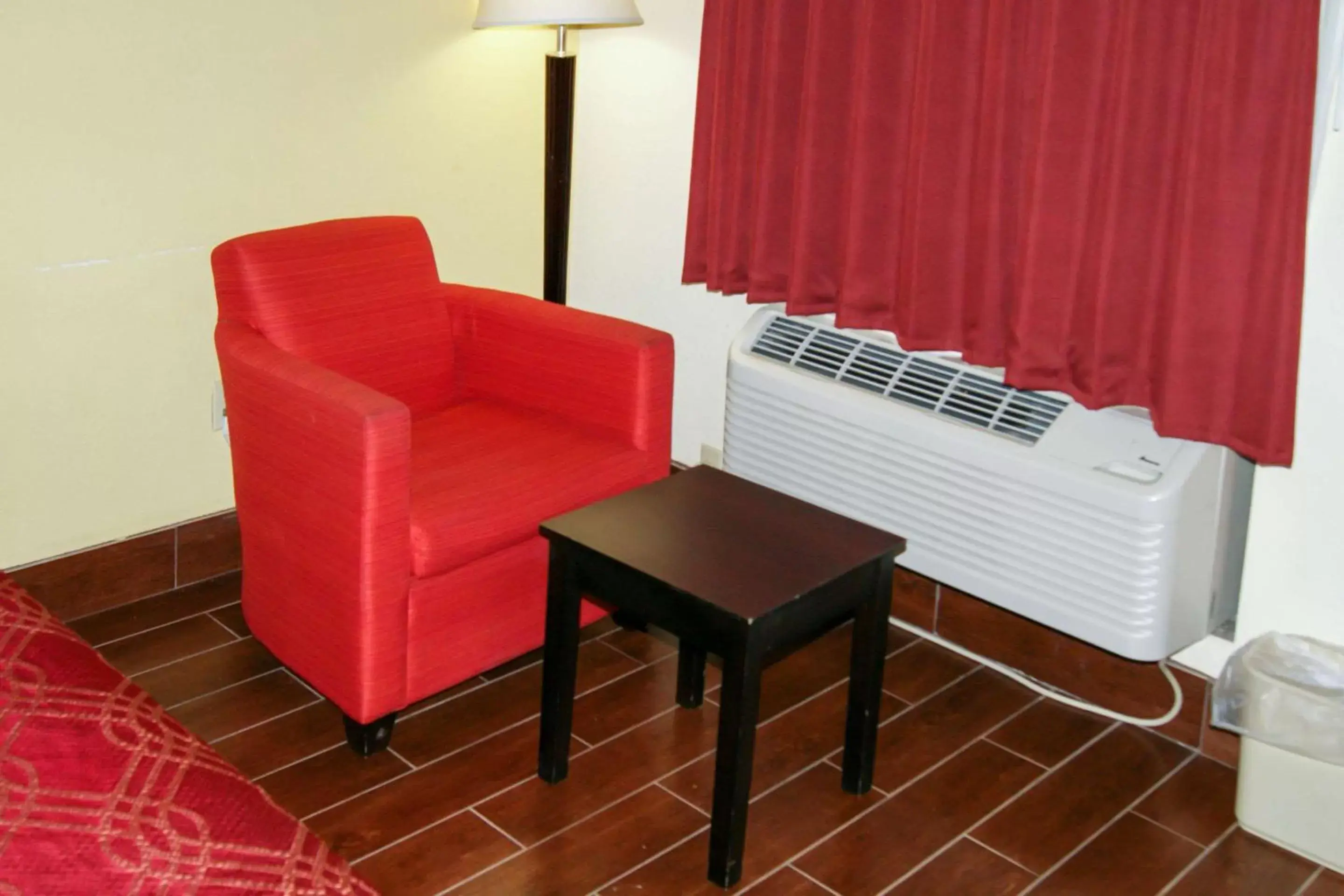 Photo of the whole room, Seating Area in Econo Lodge Inn & Suites West – Energy Corridor