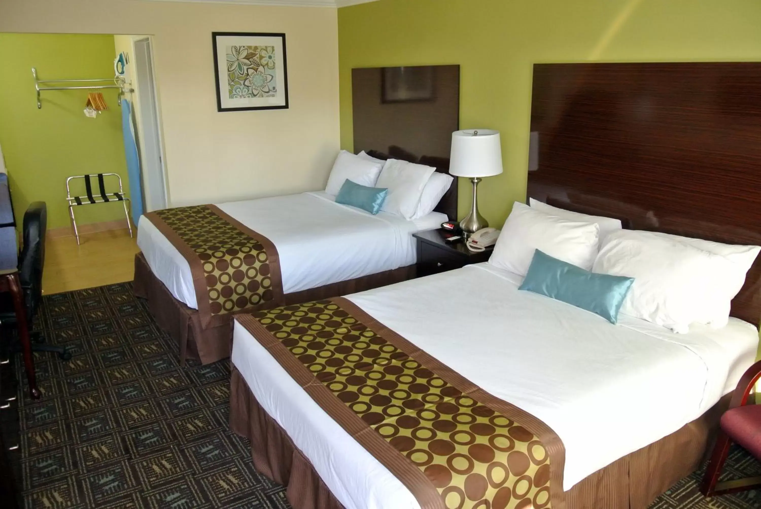 Photo of the whole room, Bed in Solara Inn and Suites