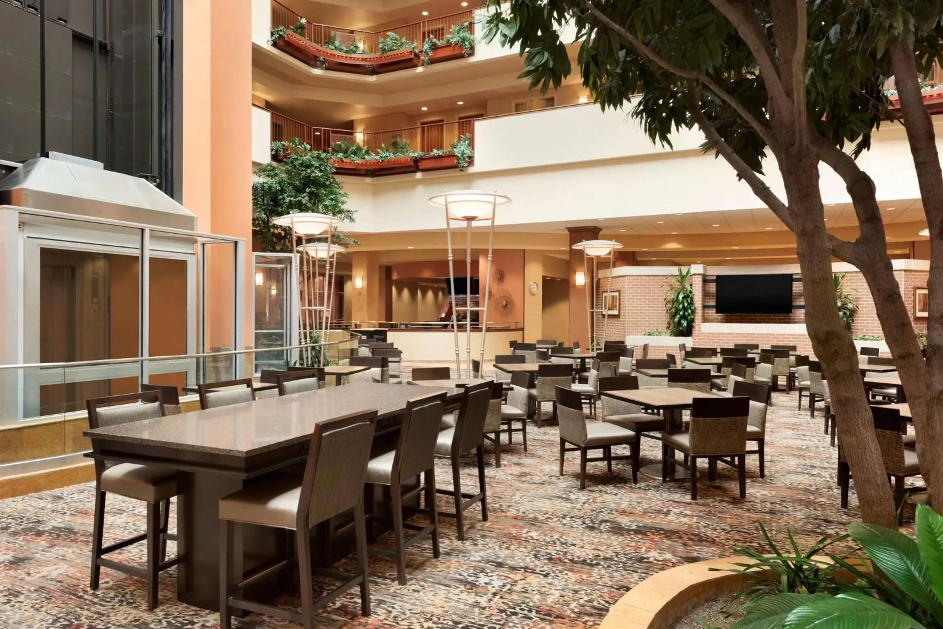 Lobby or reception, Restaurant/Places to Eat in Embassy Suites Omaha- La Vista/ Hotel & Conference Center