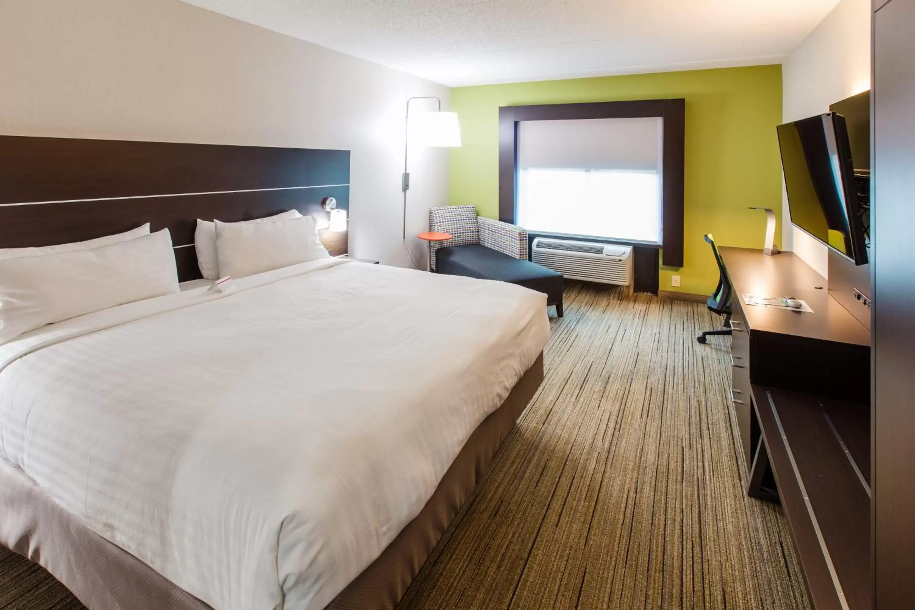 Photo of the whole room, Bed in Holiday Inn Express Hotel & Suites Harriman, an IHG Hotel