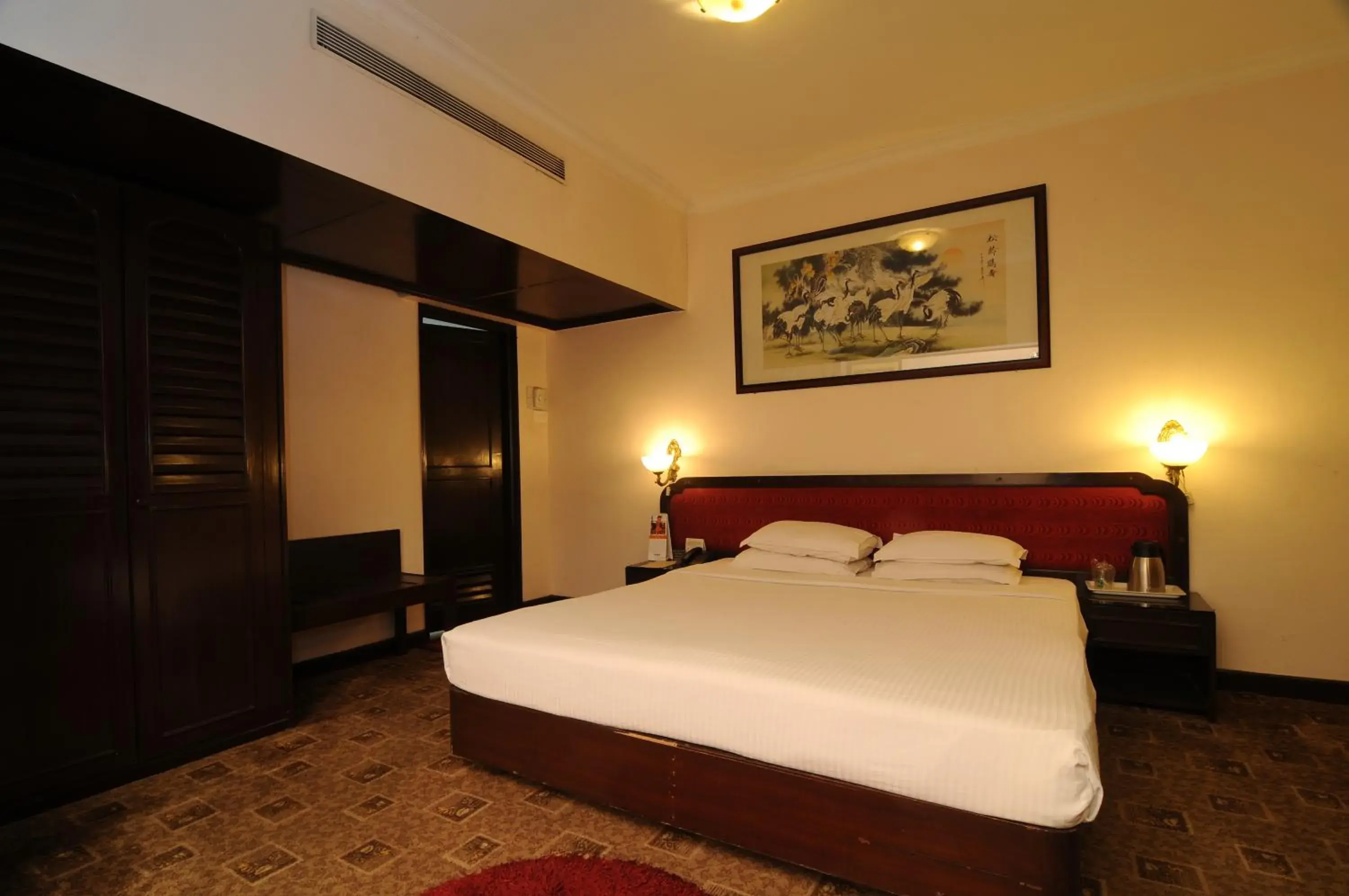 Photo of the whole room, Bed in Quality Inn Regency, Nashik