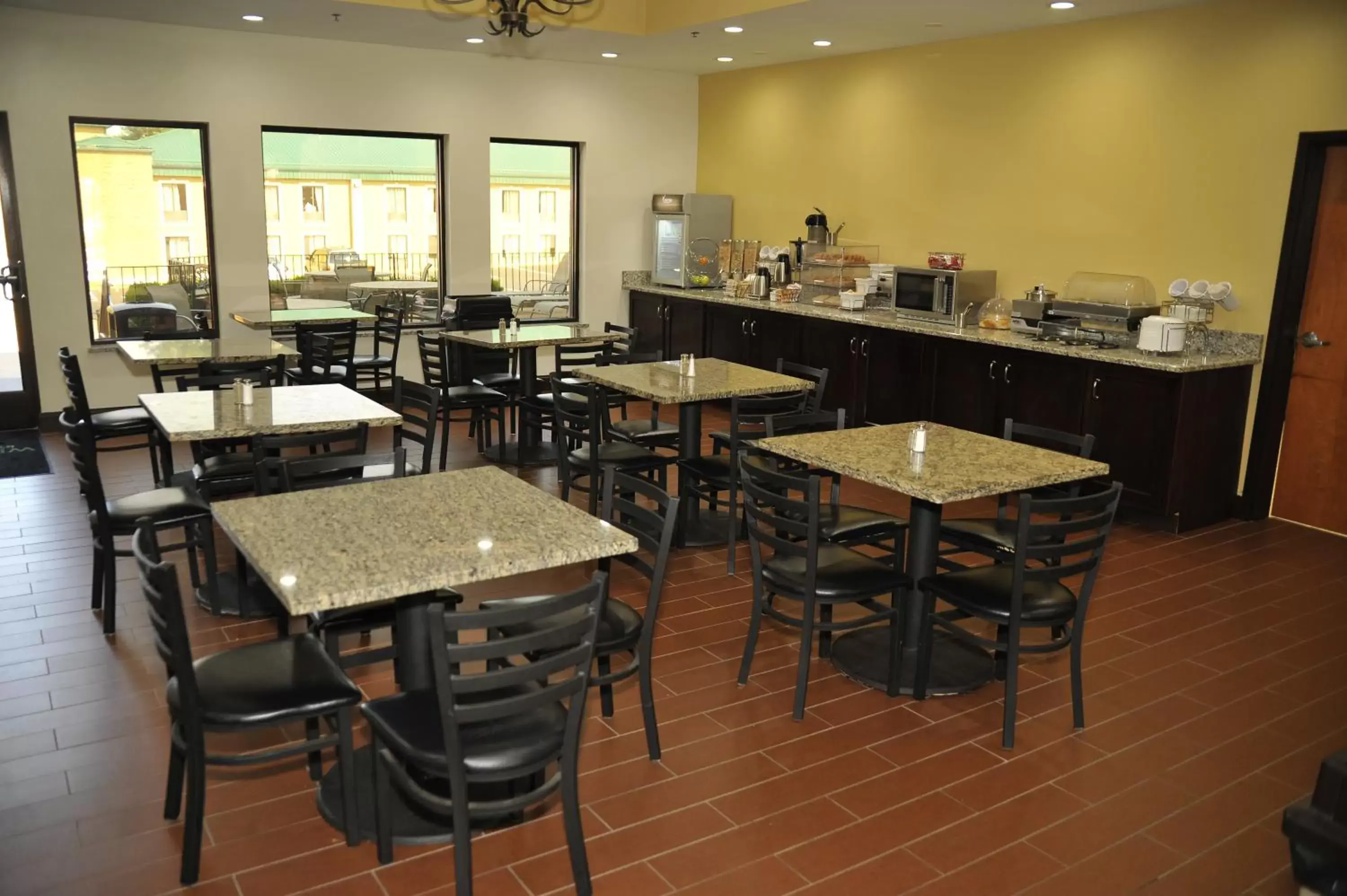 Communal kitchen, Restaurant/Places to Eat in Wingate by Wyndham Bowling Green