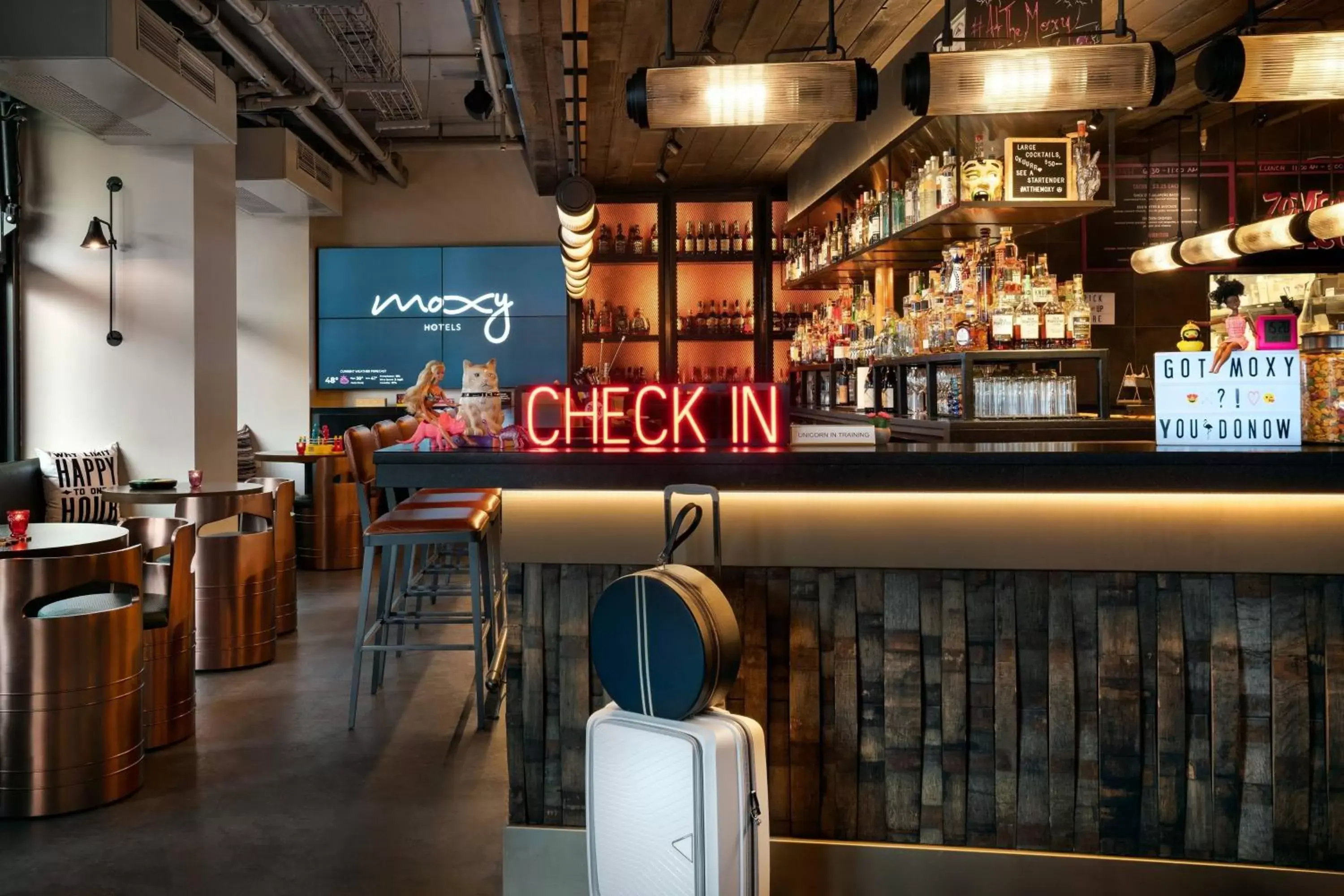 Property building, Lounge/Bar in Moxy Louisville Downtown