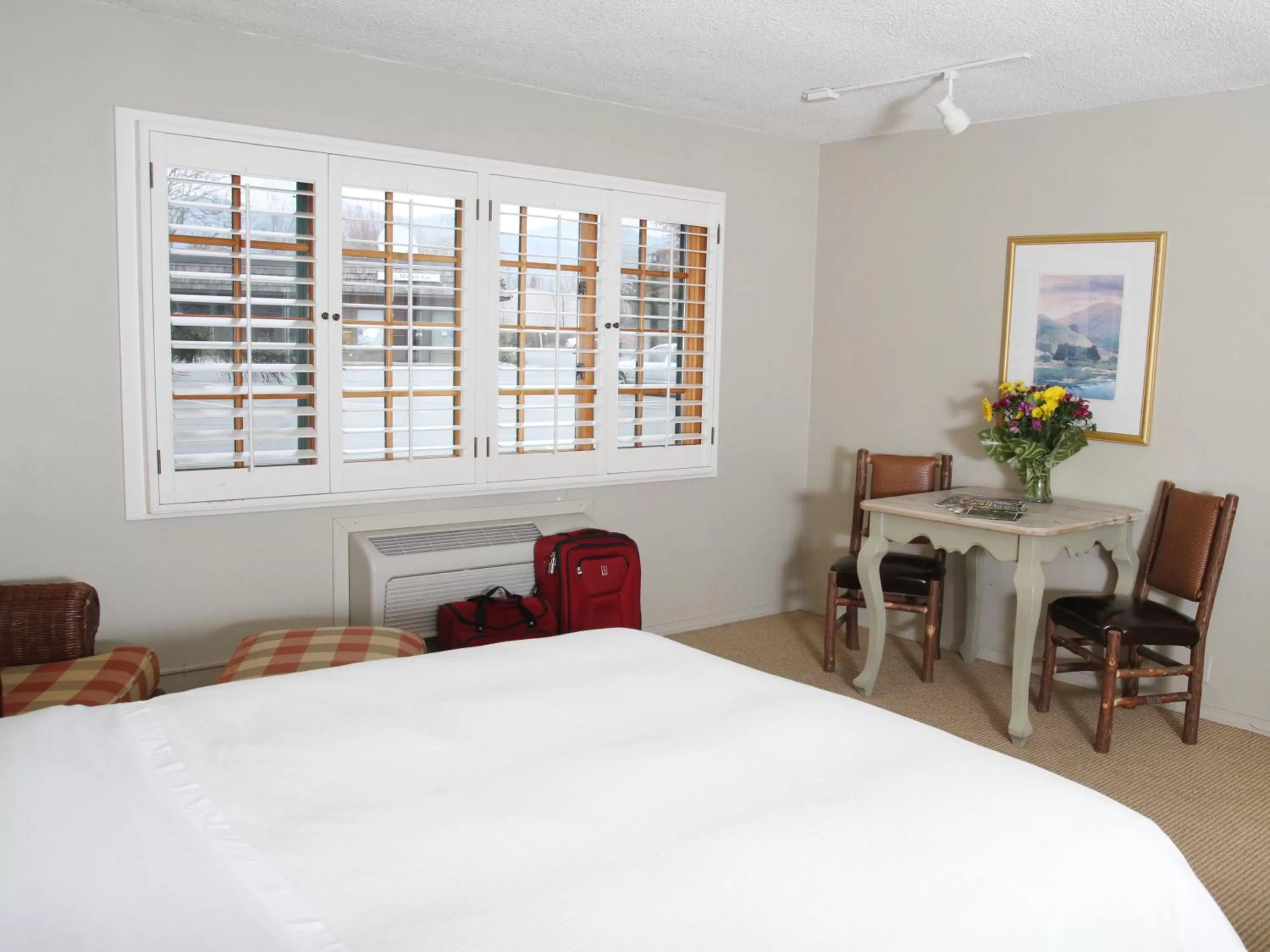 Photo of the whole room, Bed in The Lodge at Riverside