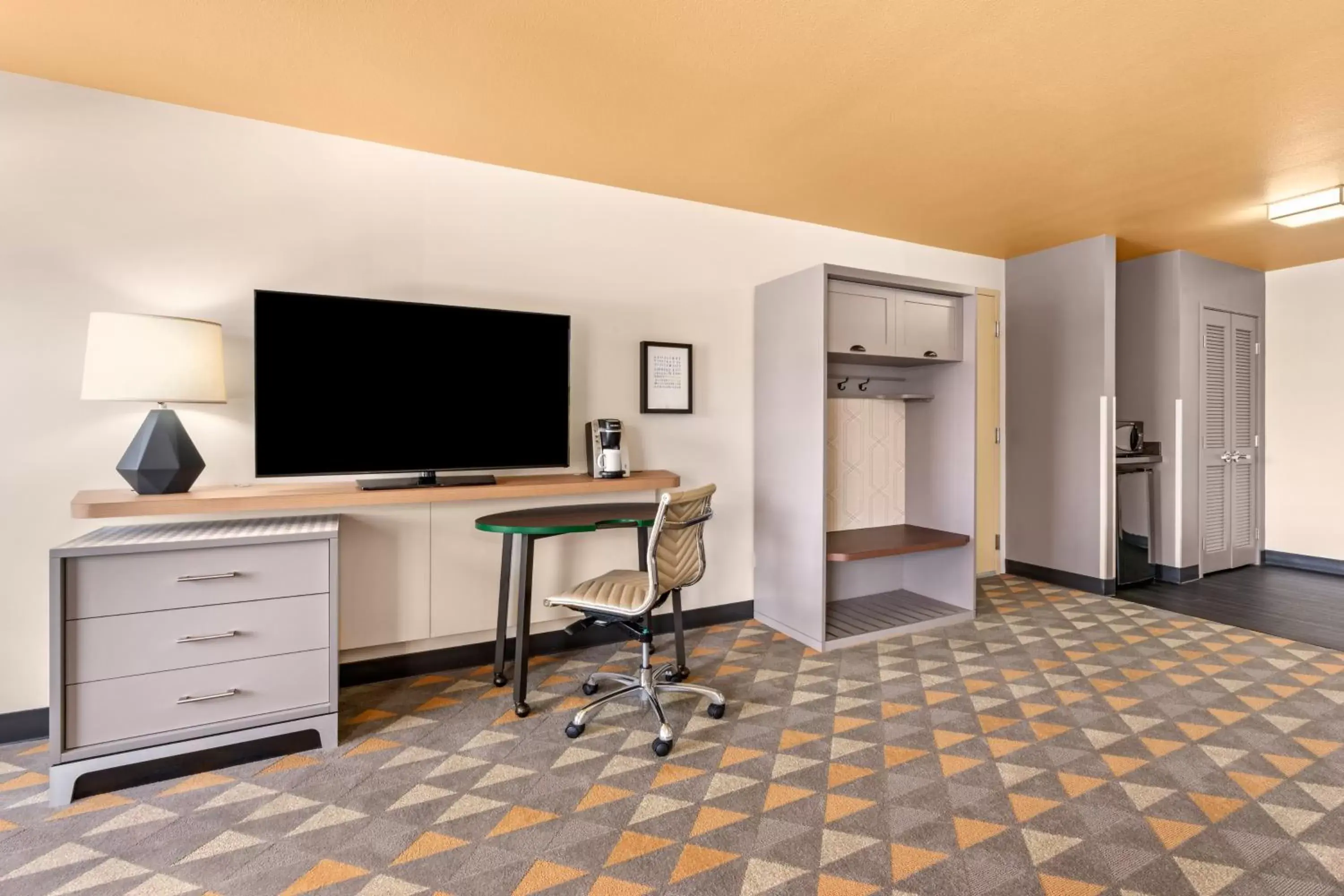 Photo of the whole room, TV/Entertainment Center in Holiday Inn Yakima, an IHG Hotel