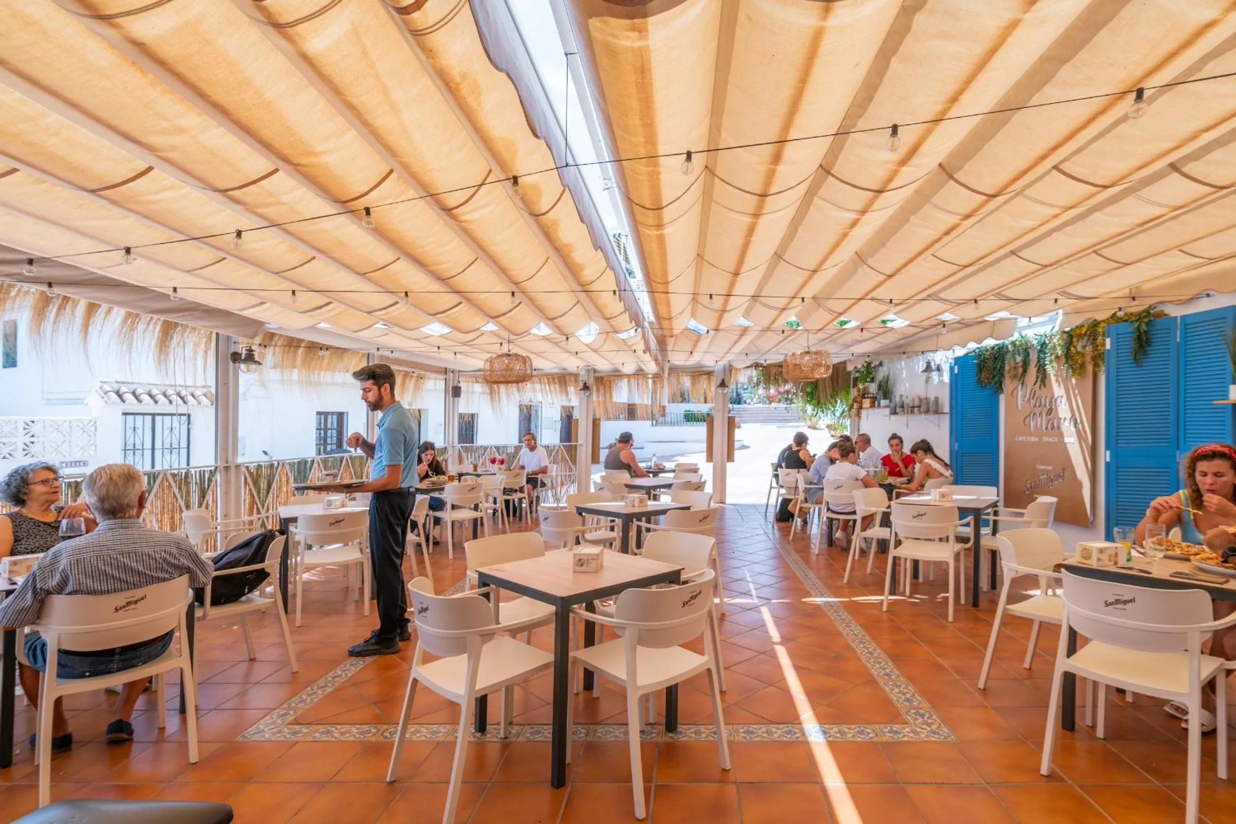 Restaurant/places to eat in Apartahotel Playamaro by Dorobe