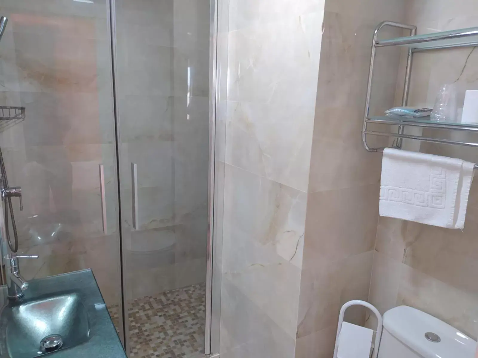 Shower, Bathroom in Hotel Aro'S