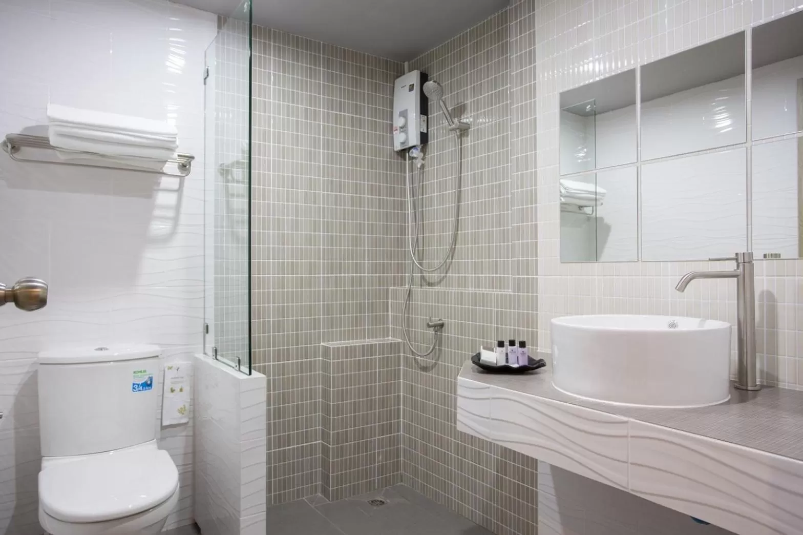 Shower in Toptel Thaphra - ท็อปเทล ท่าพระ