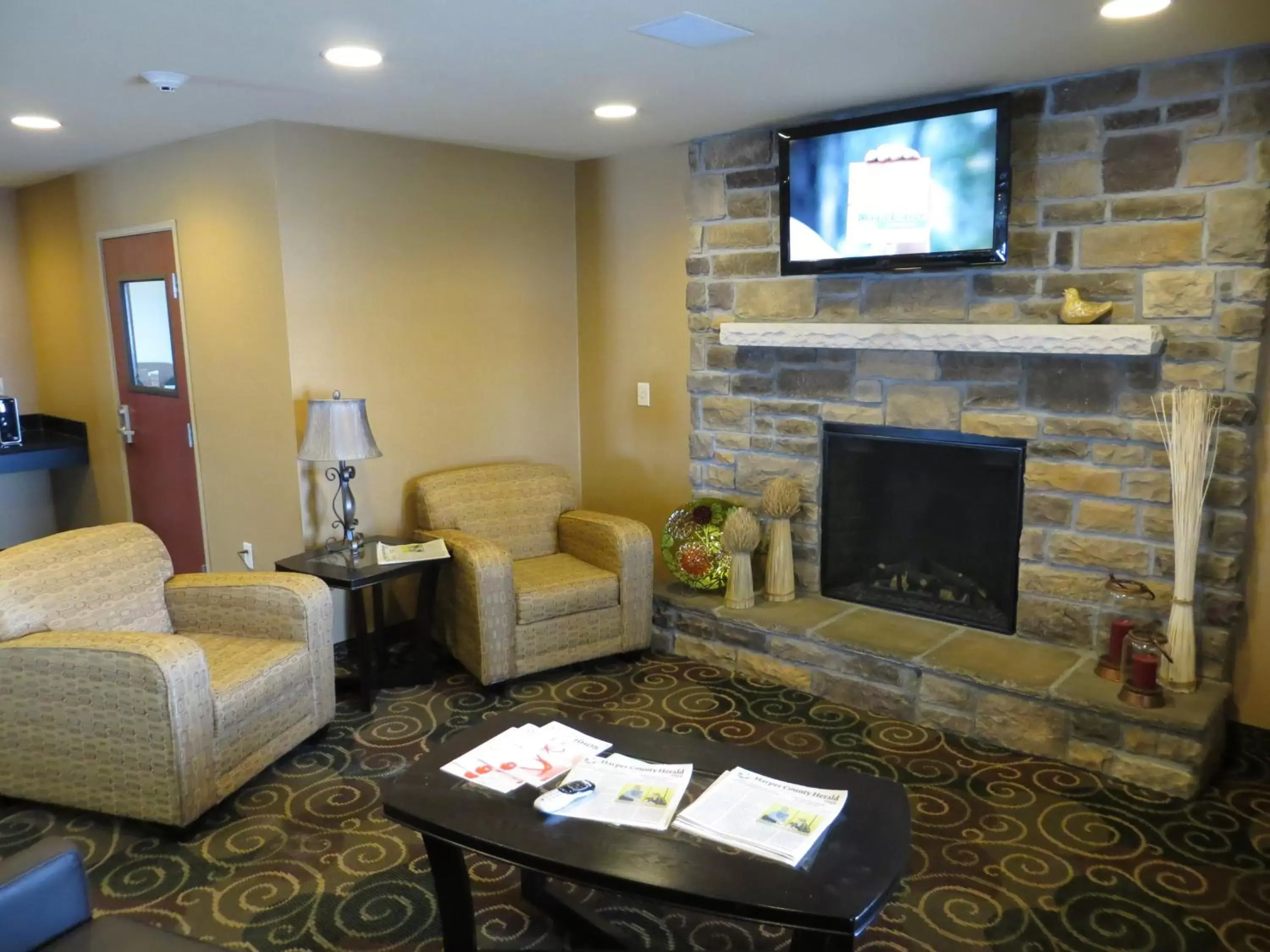 Communal lounge/ TV room, Seating Area in Cobblestone Inn & Suites - Harper