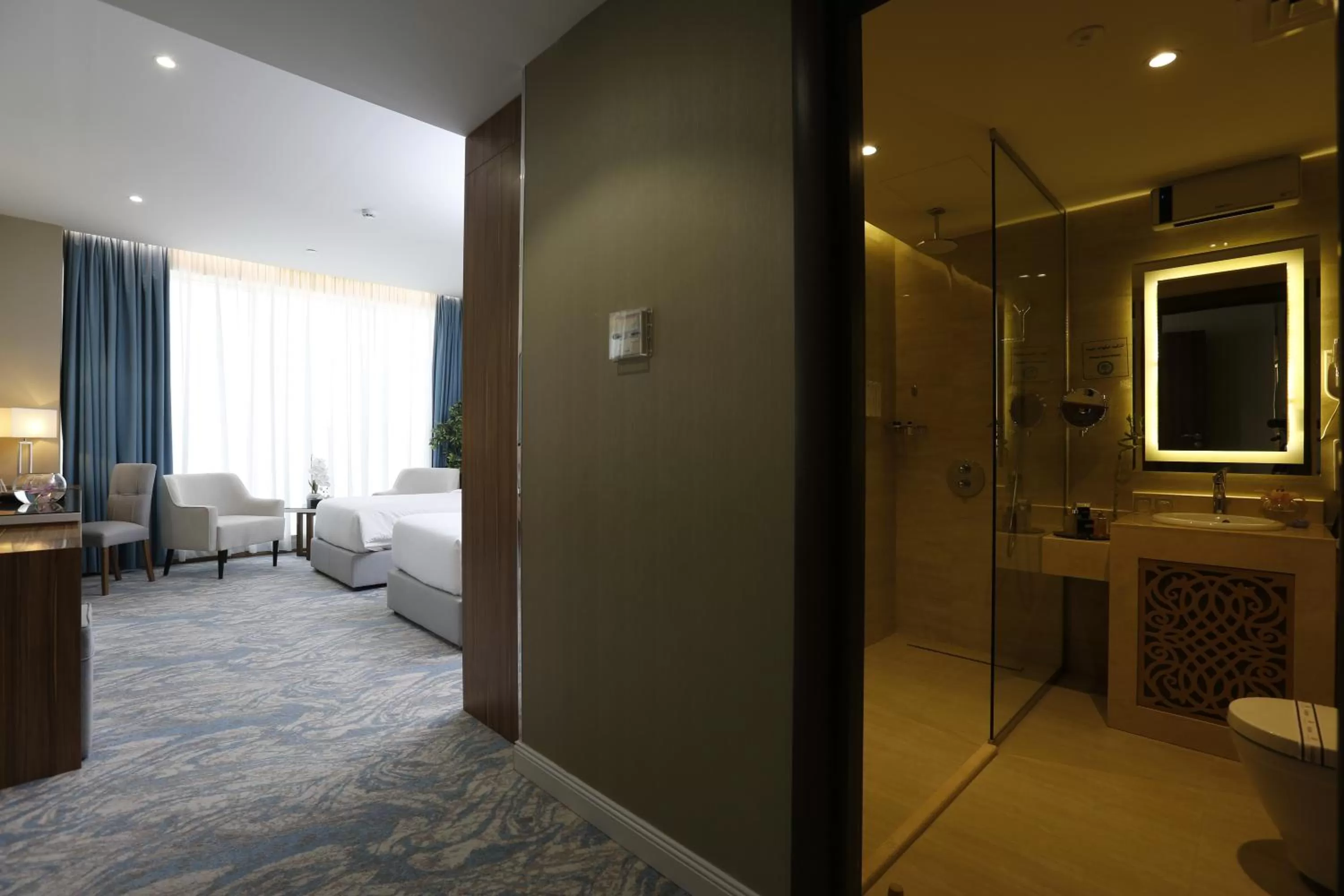 Photo of the whole room, Bed in Cantonal Hotel by Warwick