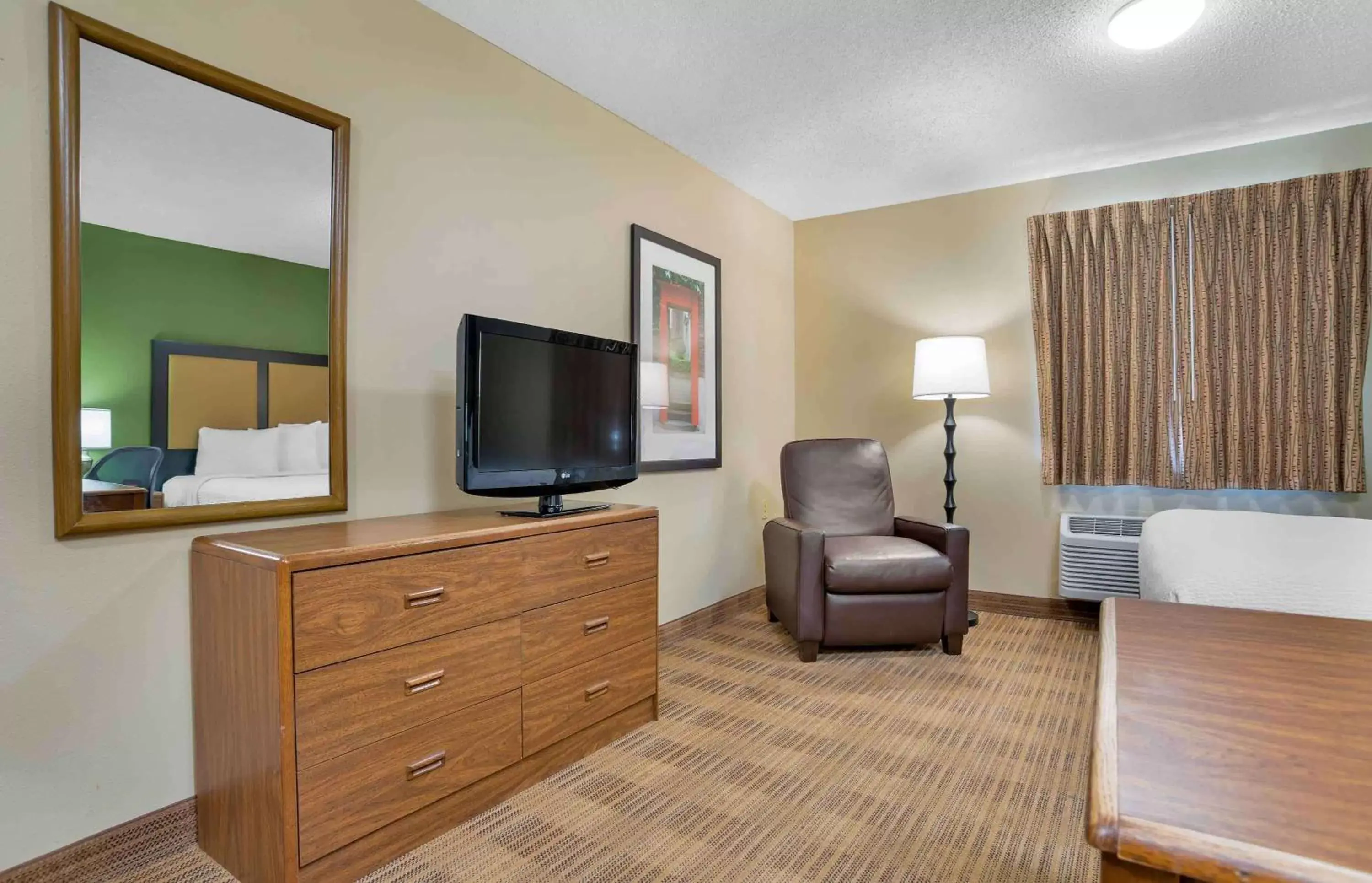 Bedroom, TV/Entertainment Center in Extended Stay America Select Suites - Birmingham - Inverness
