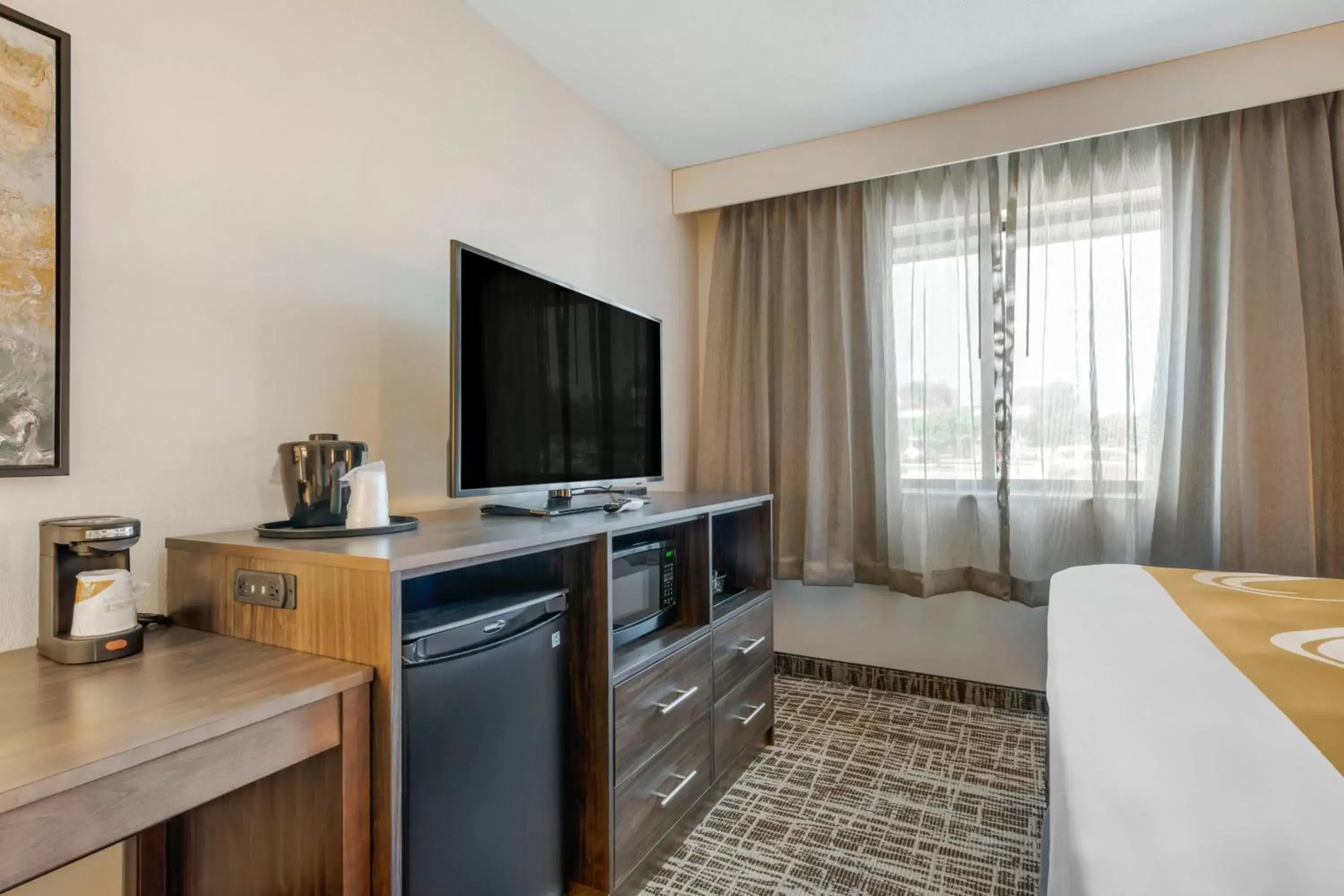 TV/Entertainment Center in Quality Inn Saint Cloud