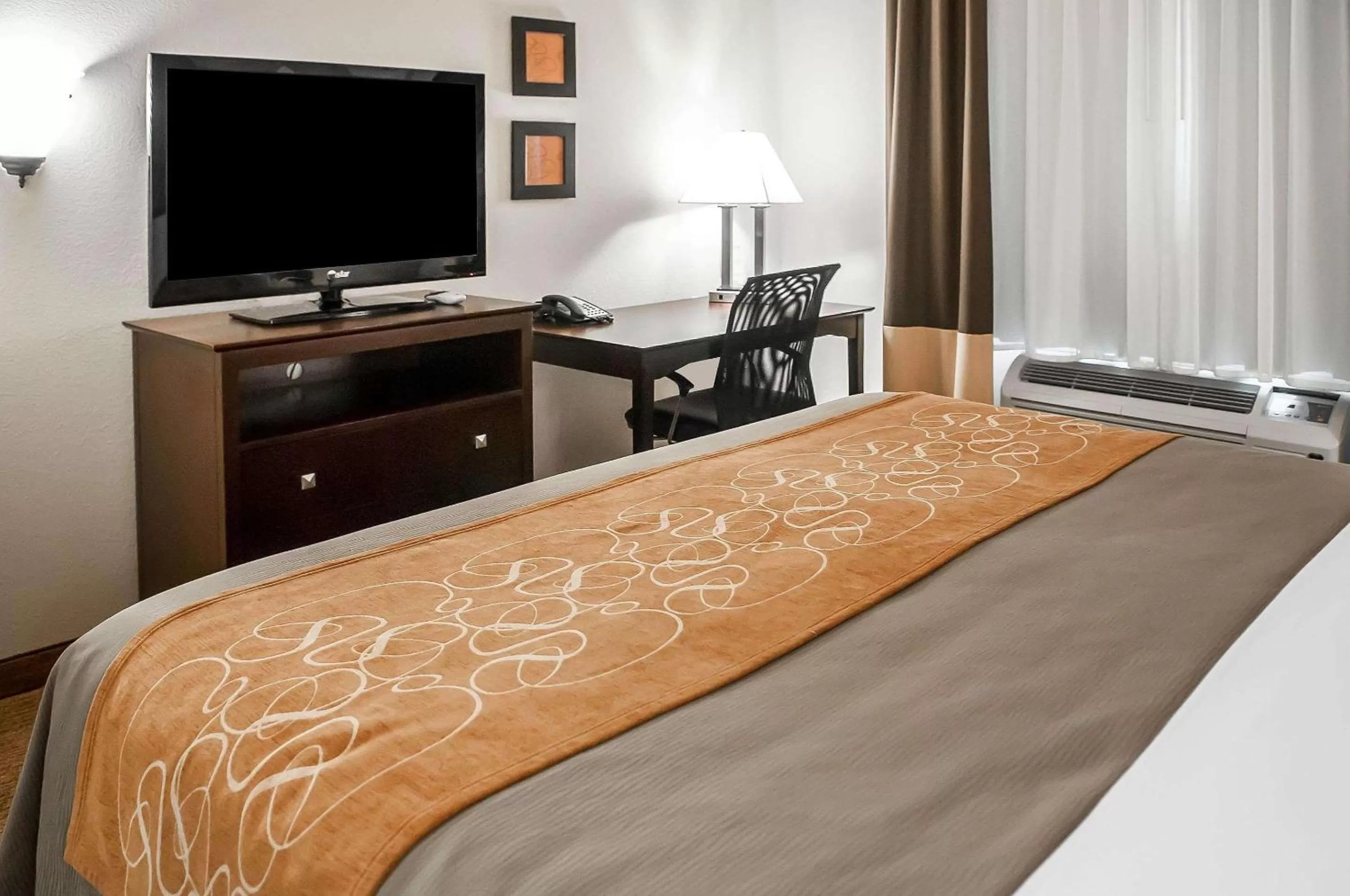 Photo of the whole room, Bed in Comfort Suites Albuquerque-North Journal Center