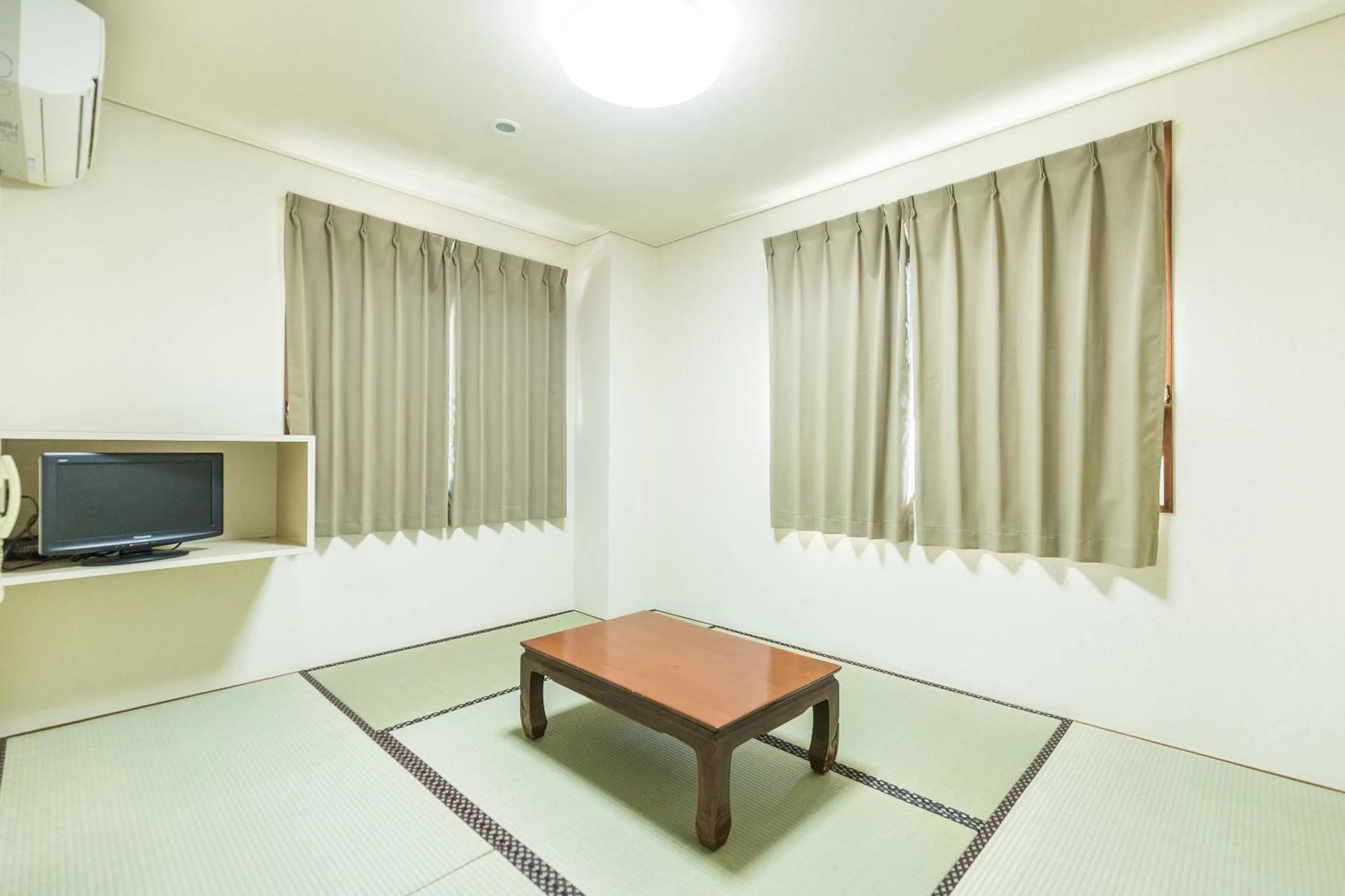 Photo of the whole room in Tabist Business Hotel Kaigansou Gamagori