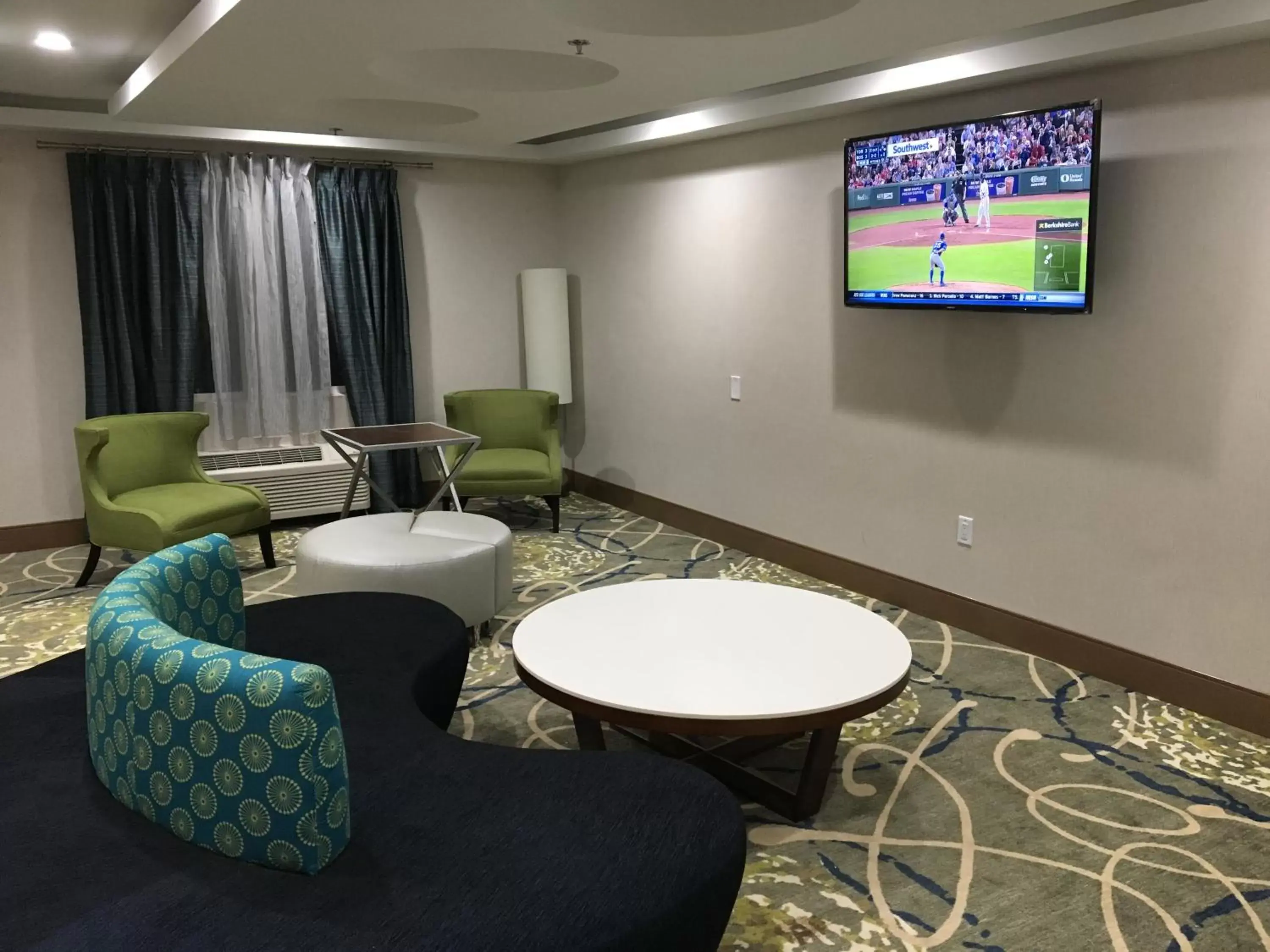 Seating area, TV/Entertainment Center in Best Western Milford Inn