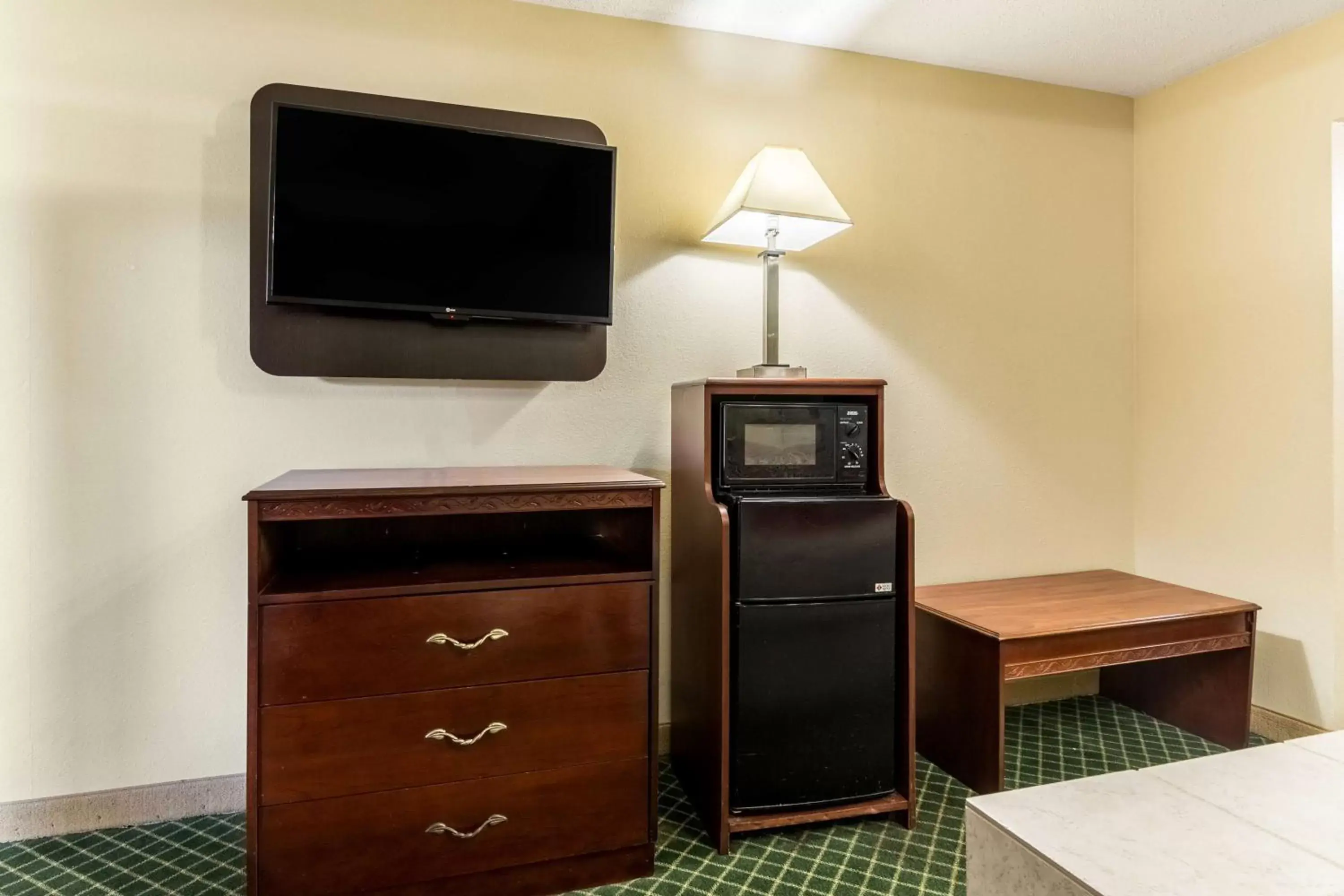 Photo of the whole room, TV/Entertainment Center in Motel 6-Kenly, NC